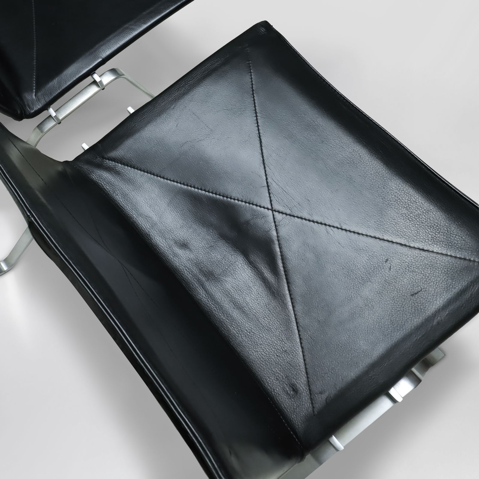 Pair Of Black Leather And Polished Steel Danish Mid Century Poul Kjaerholm Pk22 Lounge Chairs For E. Kold Christensen 1960s. photo vinterior