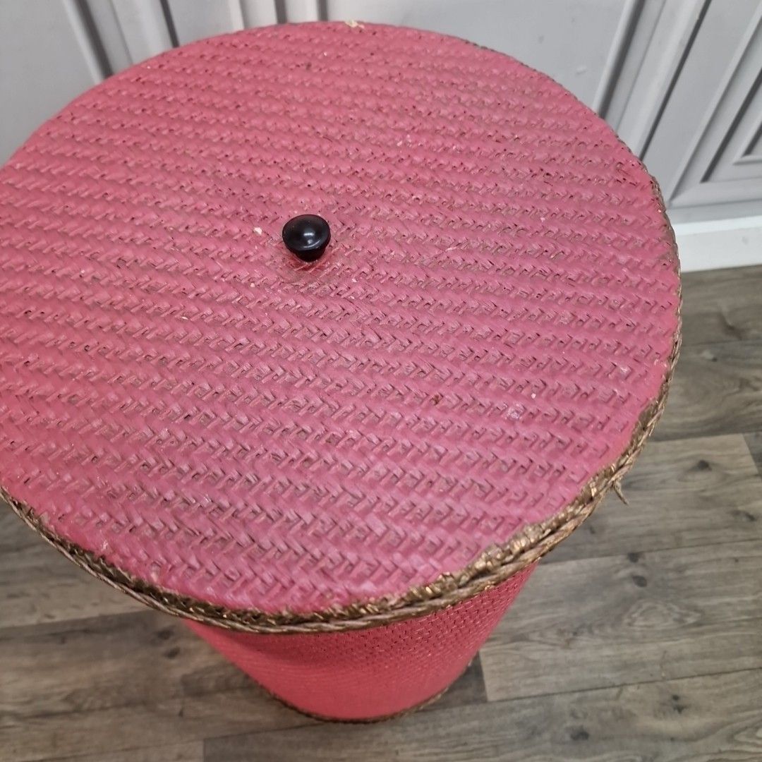 photo vinterior Vintage Wicker Laundry Basket Pink Woven Linen Hamper Mid Century Retro