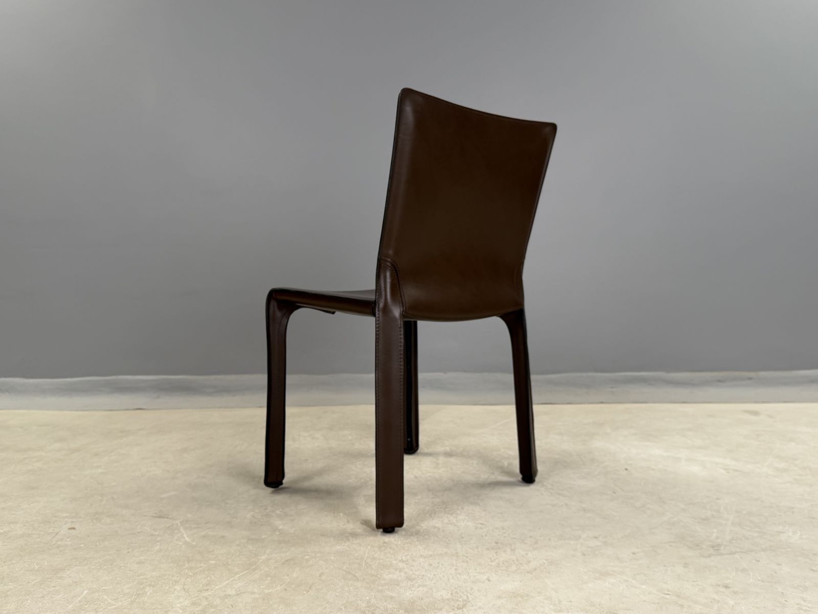 photo vintage Cassina Cab 412 Dining Chairs By Mario Bellini – Vintage Italian Saddle Brown Leather – Set Of 8 Eight Dining Chairs