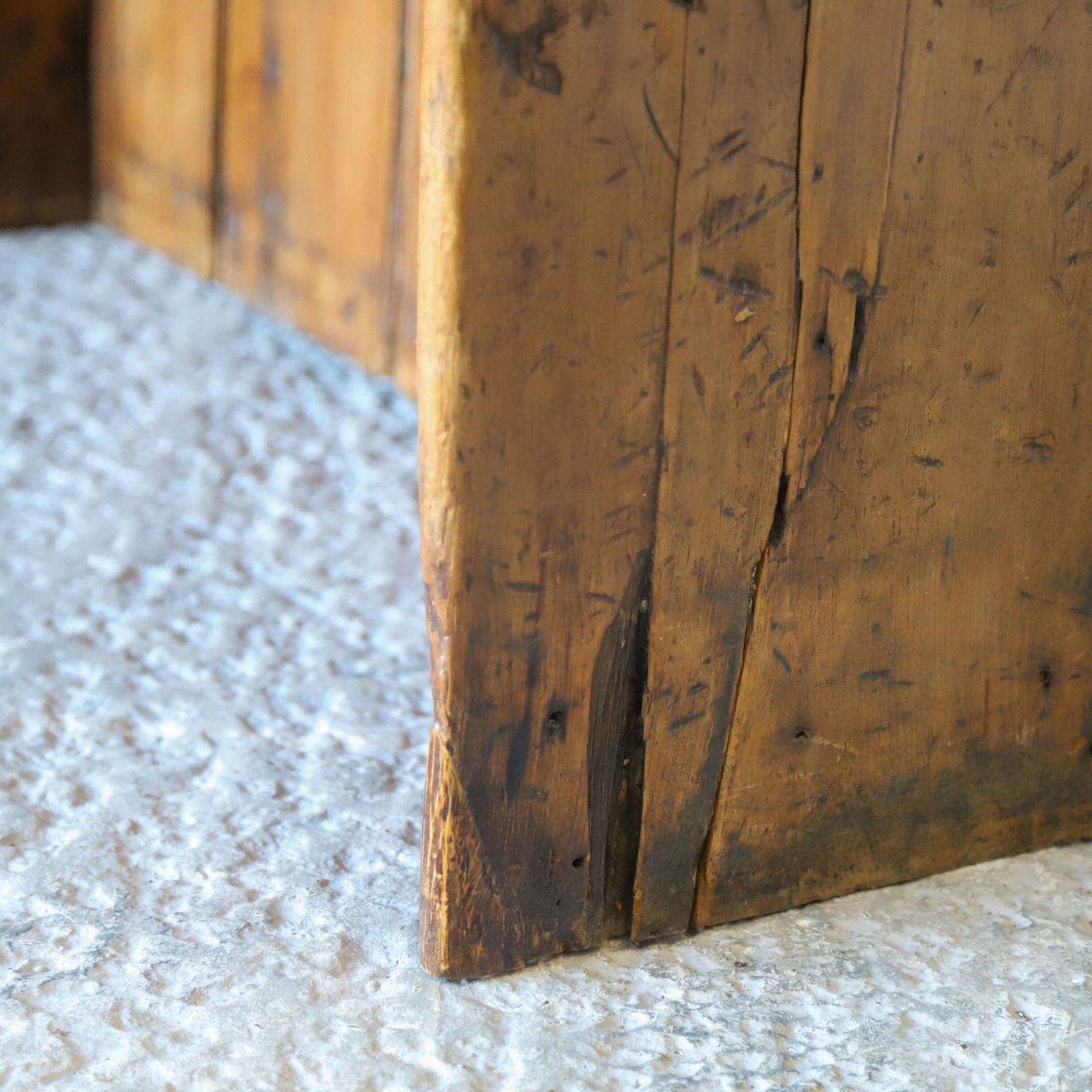 photo vinterior 19th Century English Country Pine High‑Back Settle Bench With Honey Brown Patina