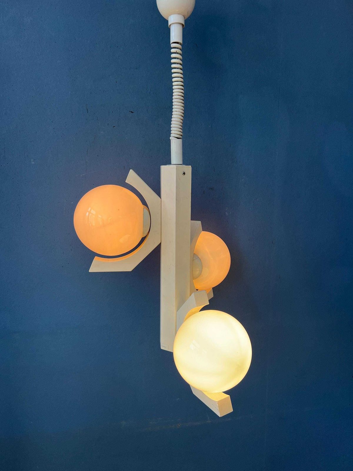 Mid Century Hanglamp Met Wit Skelettontwerp En Opaline Glazen Kappen photo for sale
