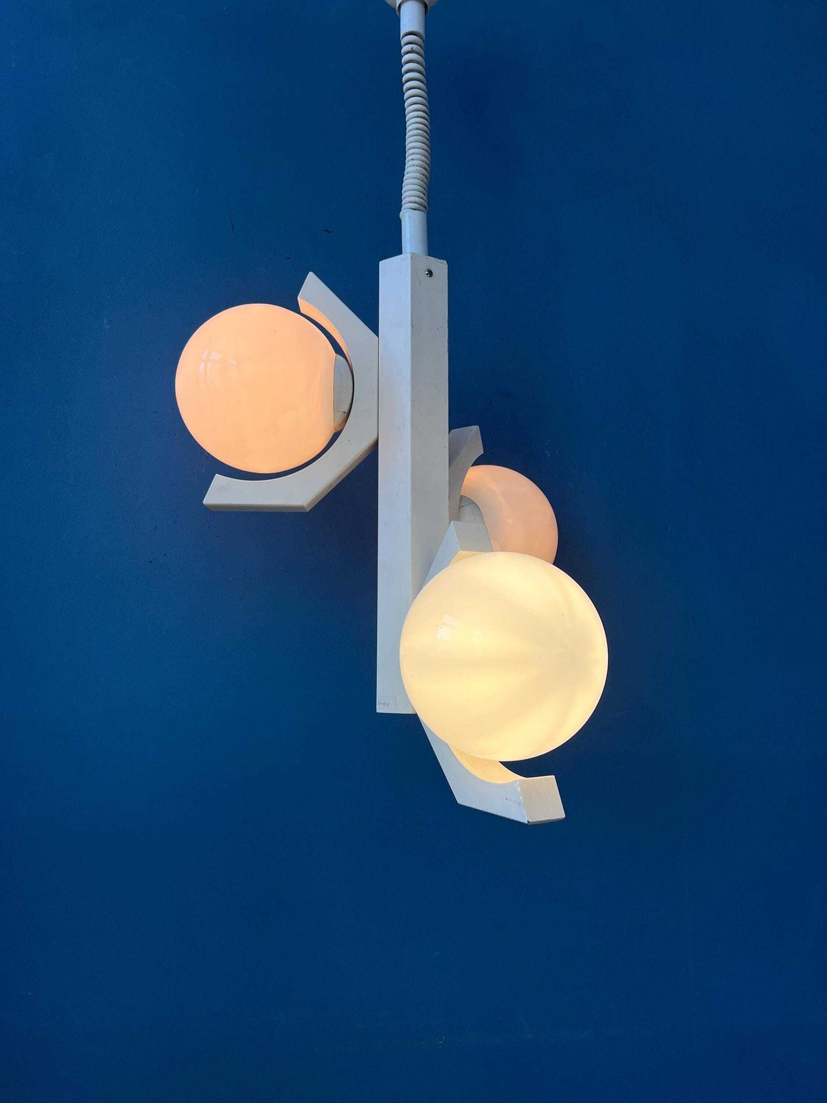 Mid Century Hanglamp Met Wit Skelettontwerp En Opaline Glazen Kappen photo vinterior