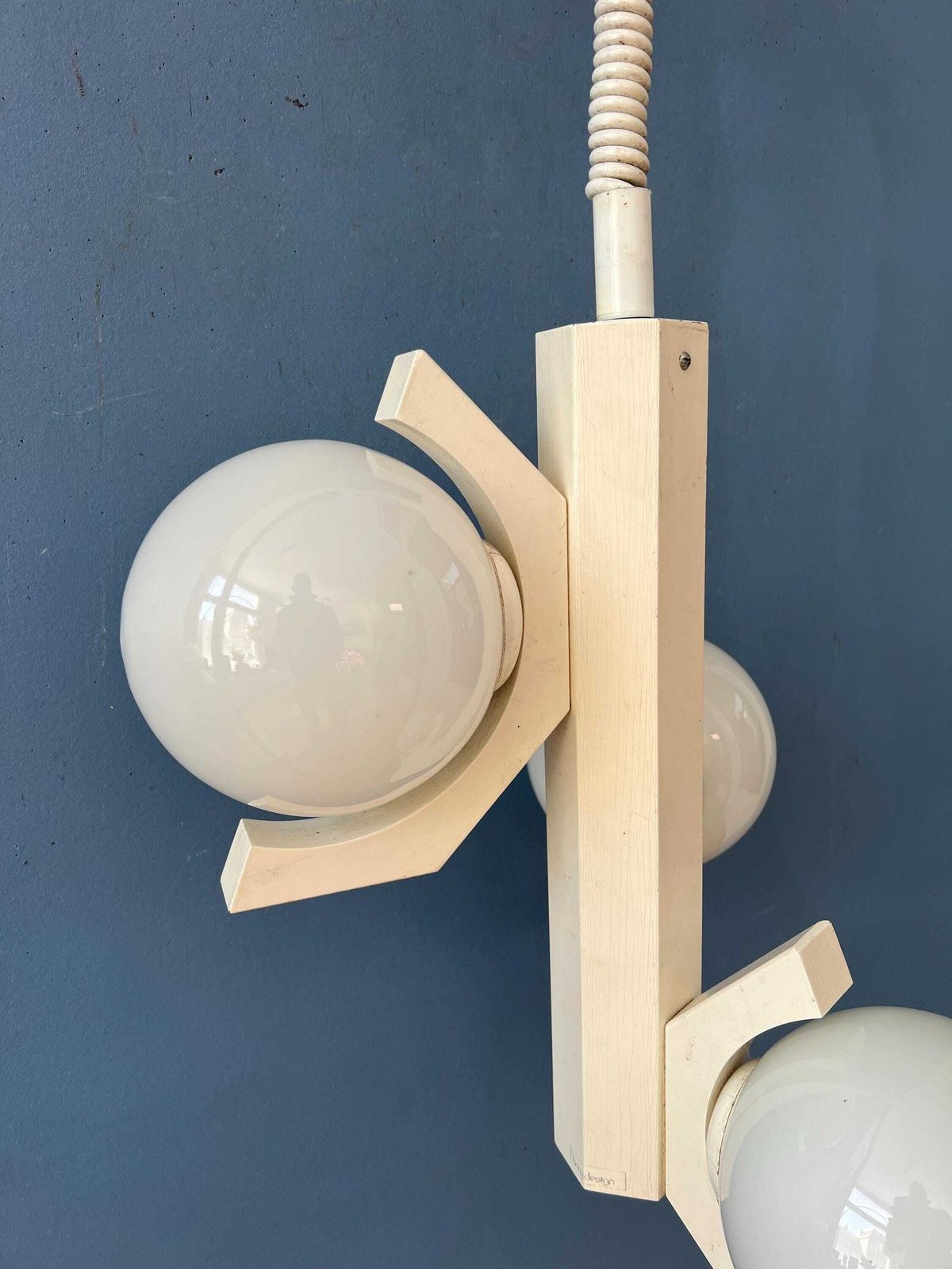 photo furniture Mid Century Hanglamp Met Wit Skelettontwerp En Opaline Glazen Kappen