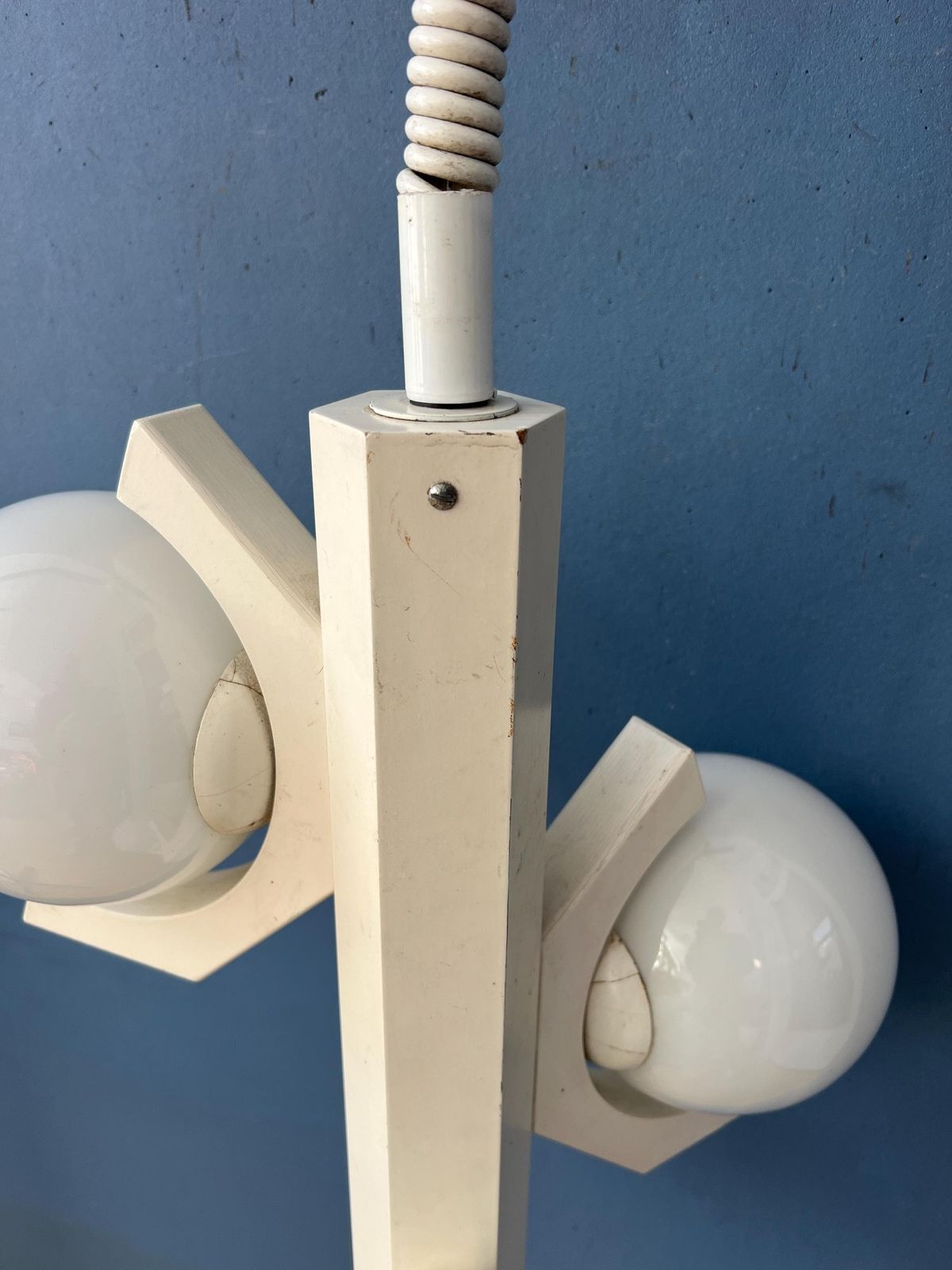 385.0 Mid Century Hanglamp Met Wit Skelettontwerp En Opaline Glazen Kappen photo