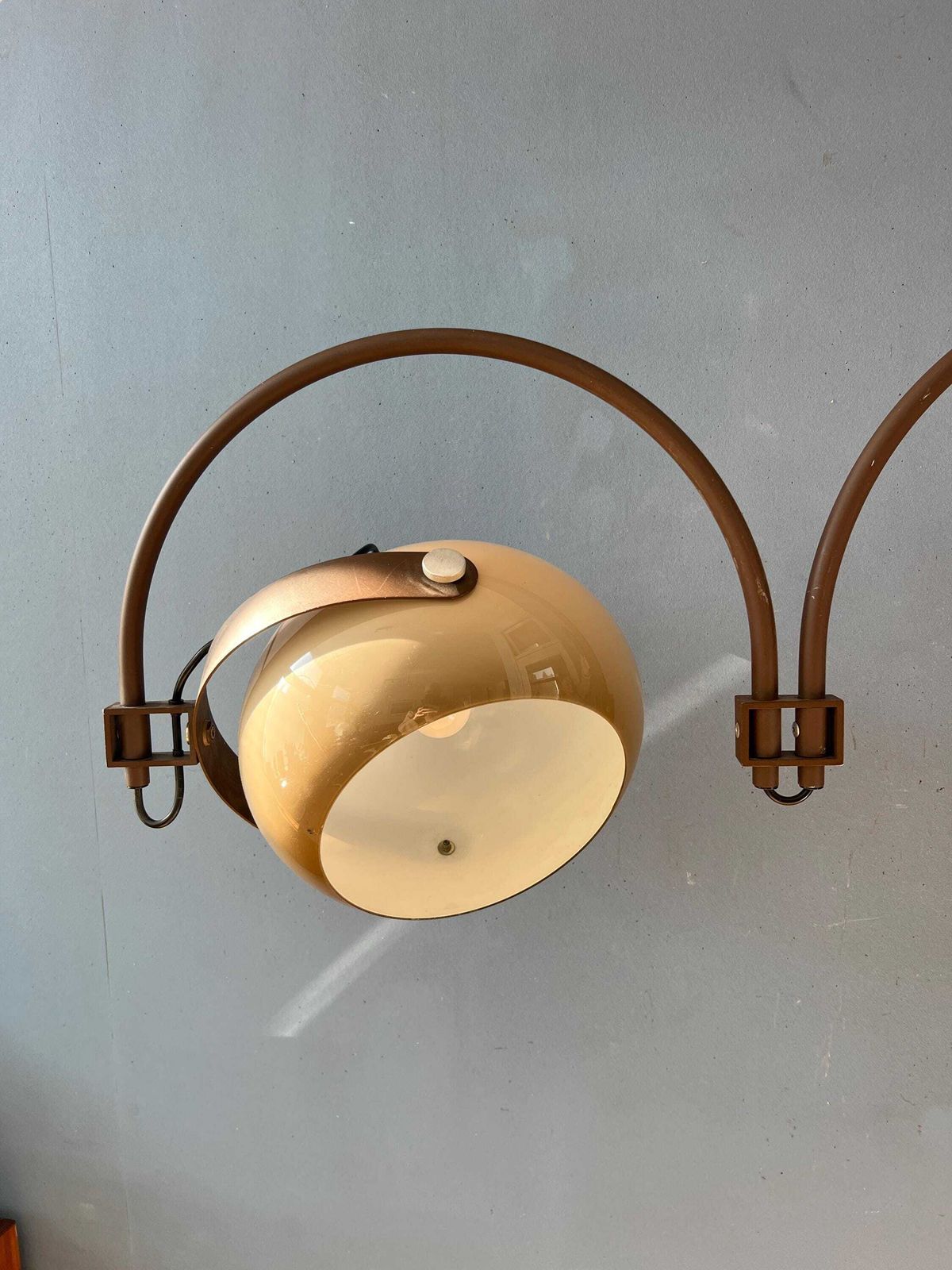 photo furniture Mid Century Dijkstra Space Age Dubbele Boog Wandlamp