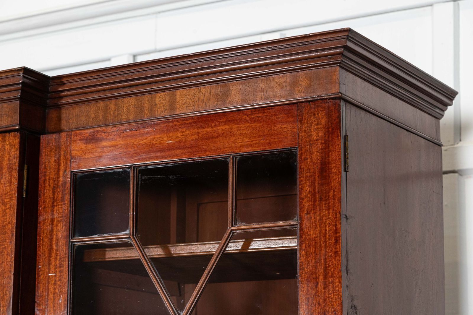 photo vintage Monumental English Mahogany Breakfront Inlaid Glazed Bookcase