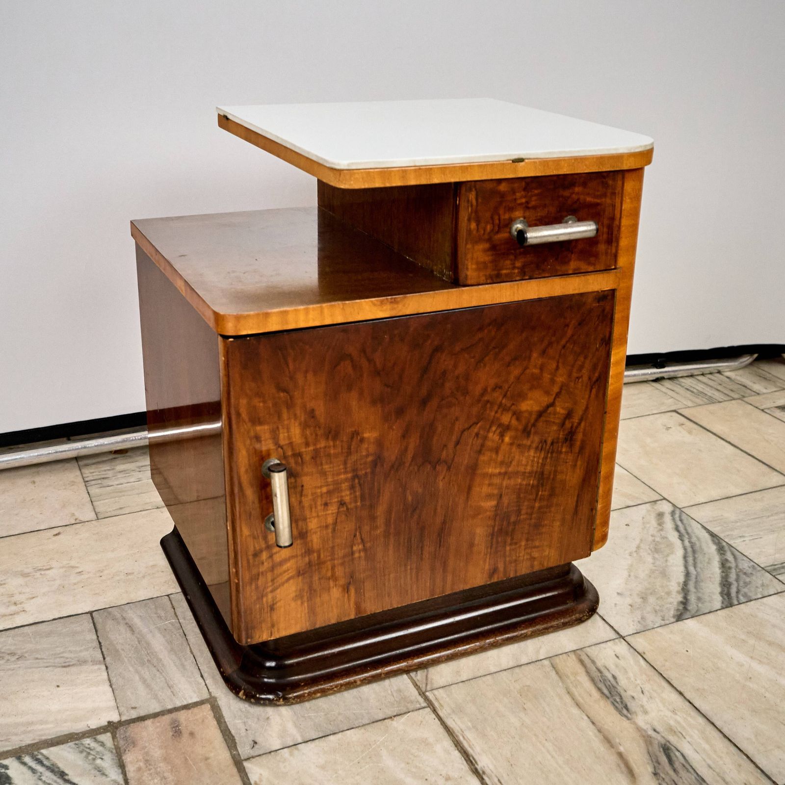 photo vintage Set Of Two Art Déco Nightstands, By Jindřich Halabala, 1940s Czechoslovakia