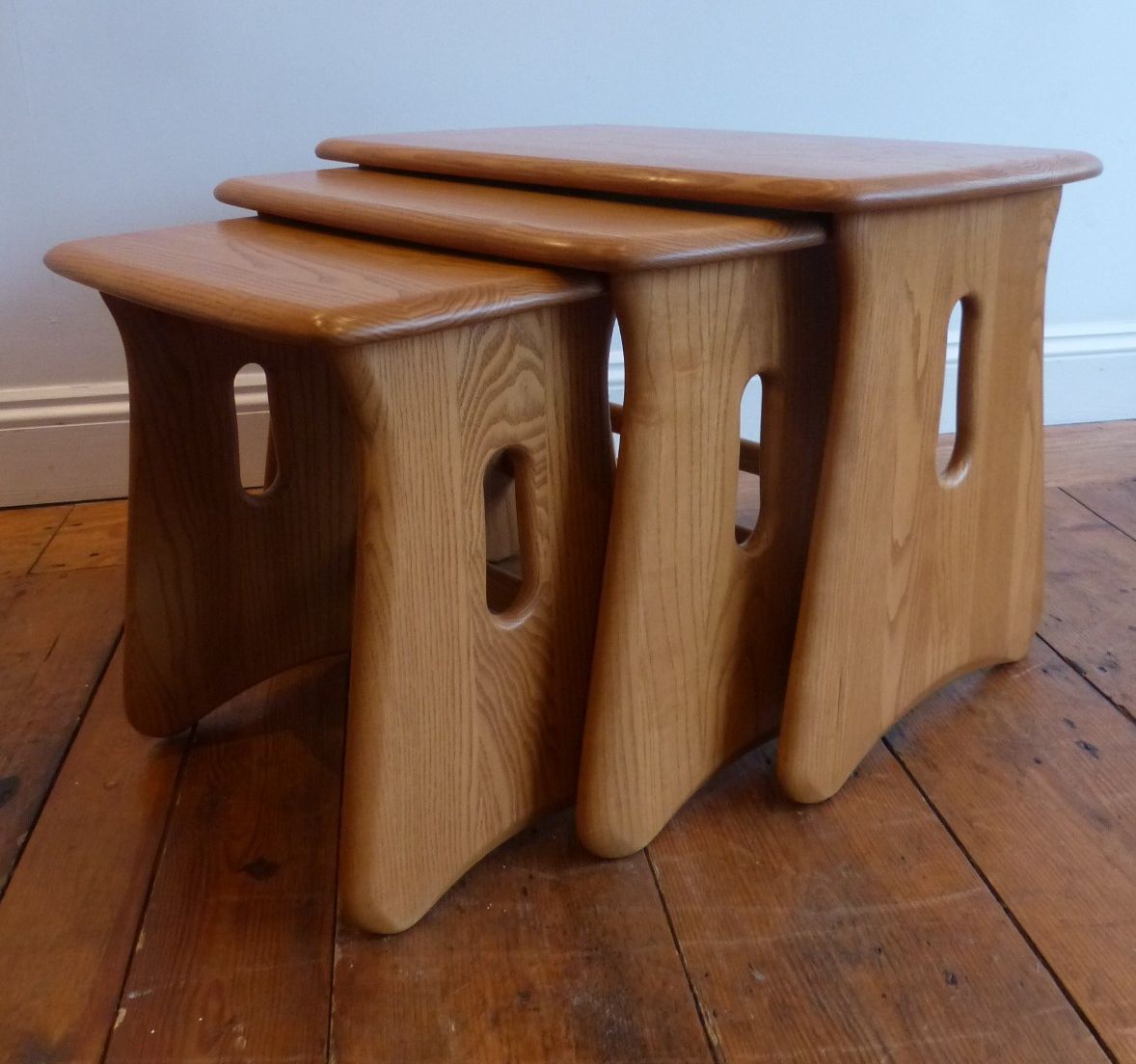 Stunning  Set Of Modern Ercol Nest Of  Coffee Tables Very Clean Condition photo vinterior
