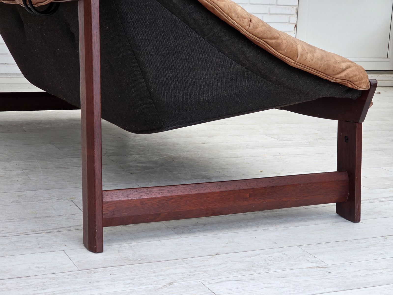 photo vintage 1970s, Norwegian Design By Jan Erik Lindgren, 2 Seater Sofa Model "Amazon".