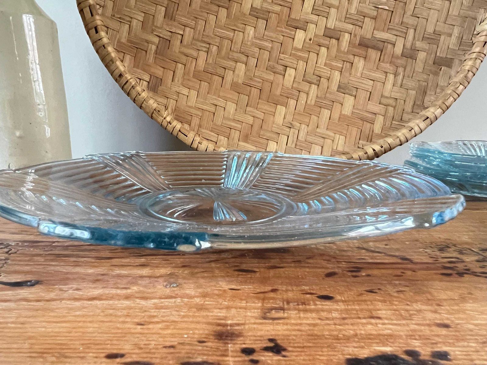 photo vintage Vintage Ice Blue Art Deco Depression Glass Set – Large Scalloped Serving Plate & Matching Small Plates – Mid Century Ribbed Sunburst Platter