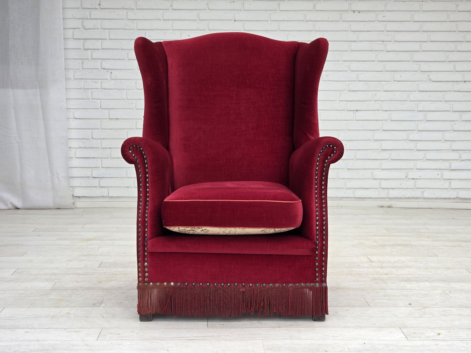 Jaren 1970, Deense Fauteuil Met Hoge Rugleuning, Rood Meubelvelours, Essenhout. photo furniture