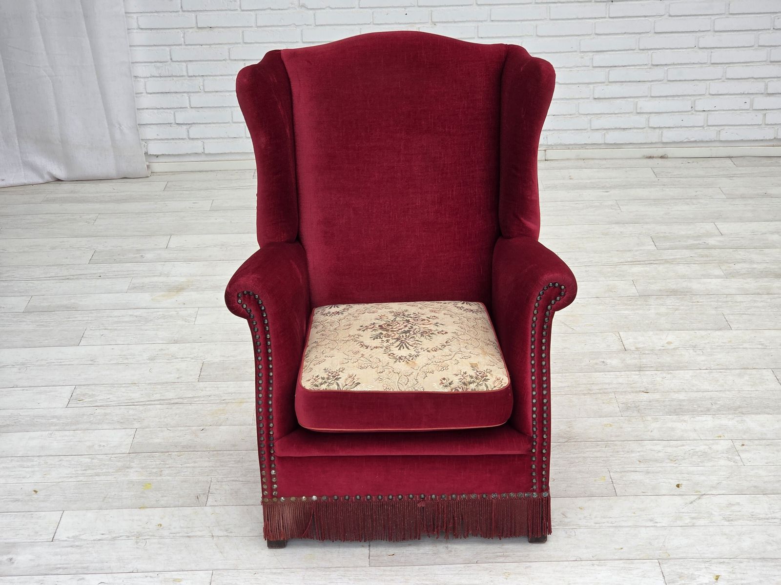 Jaren 1970, Deense Fauteuil Met Hoge Rugleuning, Rood Meubelvelours, Essenhout. photo for sale