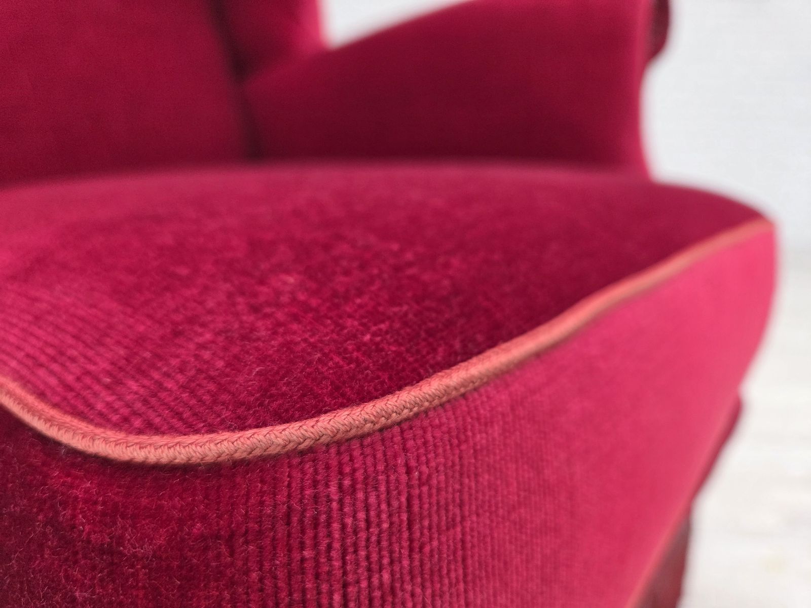 Jaren 1970, Deense Fauteuil Met Hoge Rugleuning, Rood Meubelvelours, Essenhout. photo buy