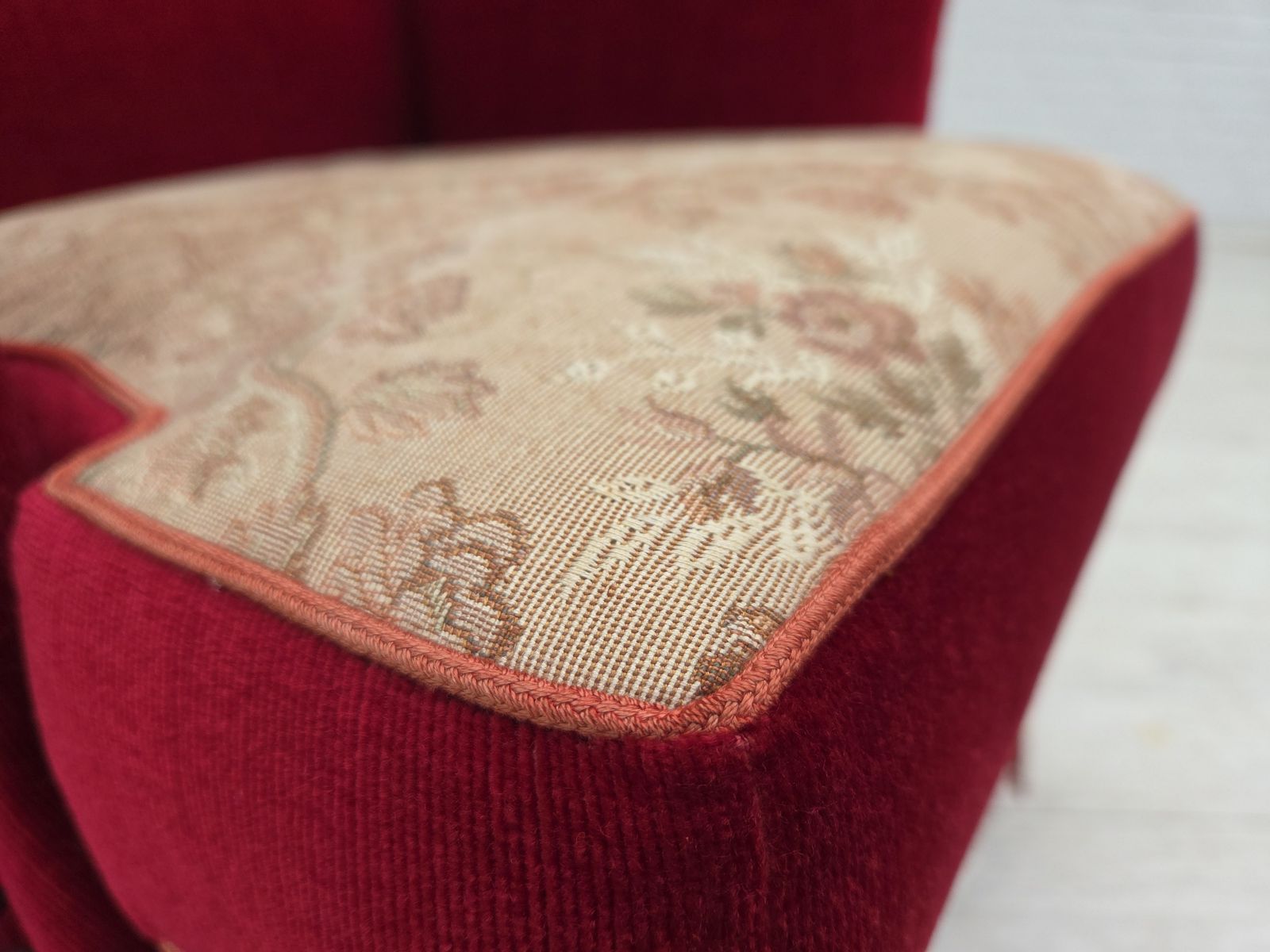 Jaren 1970, Deense Fauteuil, Rood Meubelvelours, Essenhout. photo Meubels