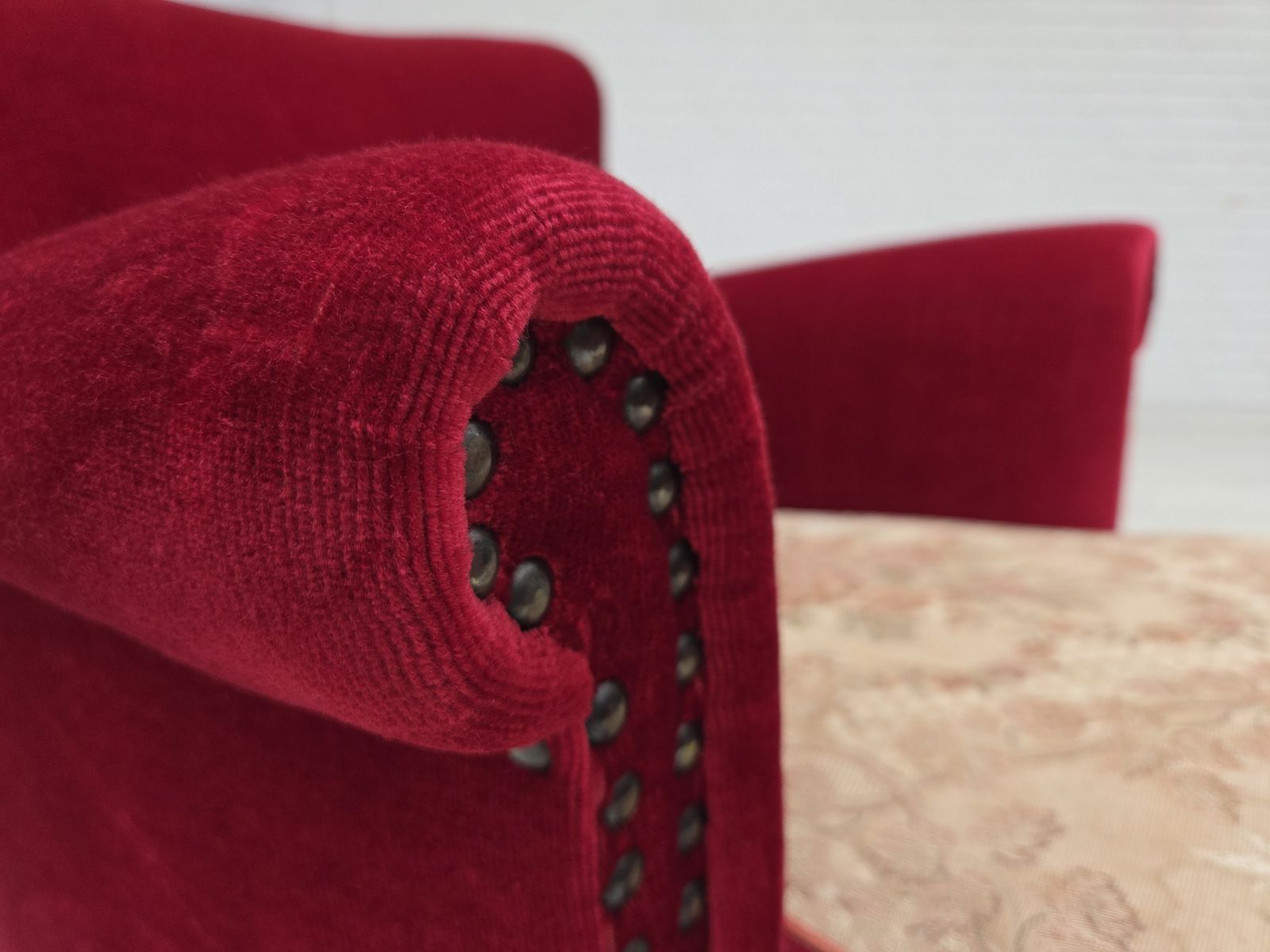 Jaren 1970, Deense Fauteuil, Rood Meubelvelours, Essenhout. photo 970.0