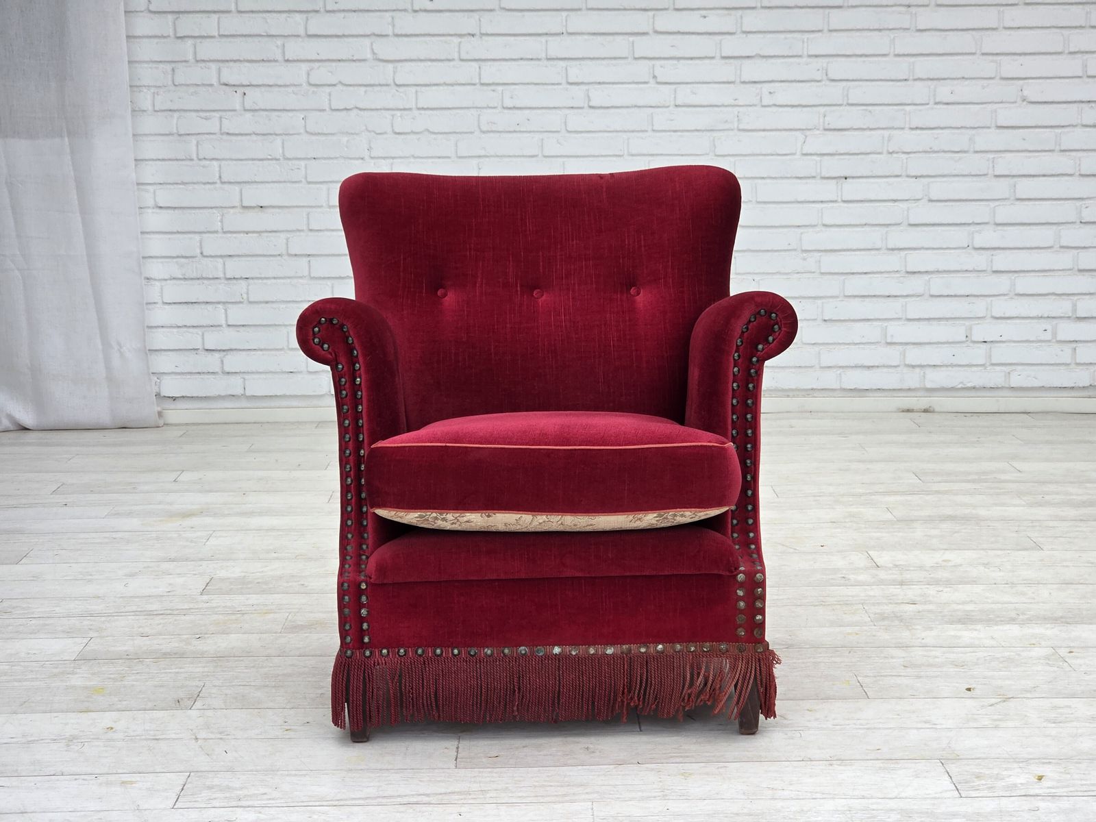 Jaren 1970, Deense Fauteuil, Rood Meubelvelours, Essenhout. photo vintage