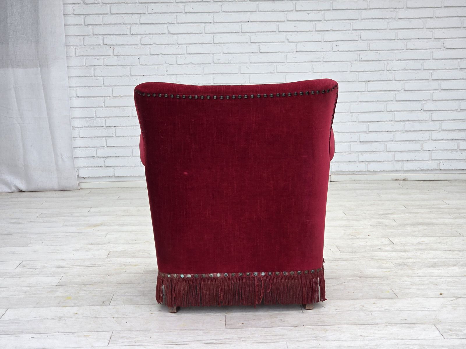 970.0 Jaren 1970, Deense Fauteuil, Rood Meubelvelours, Essenhout. photo