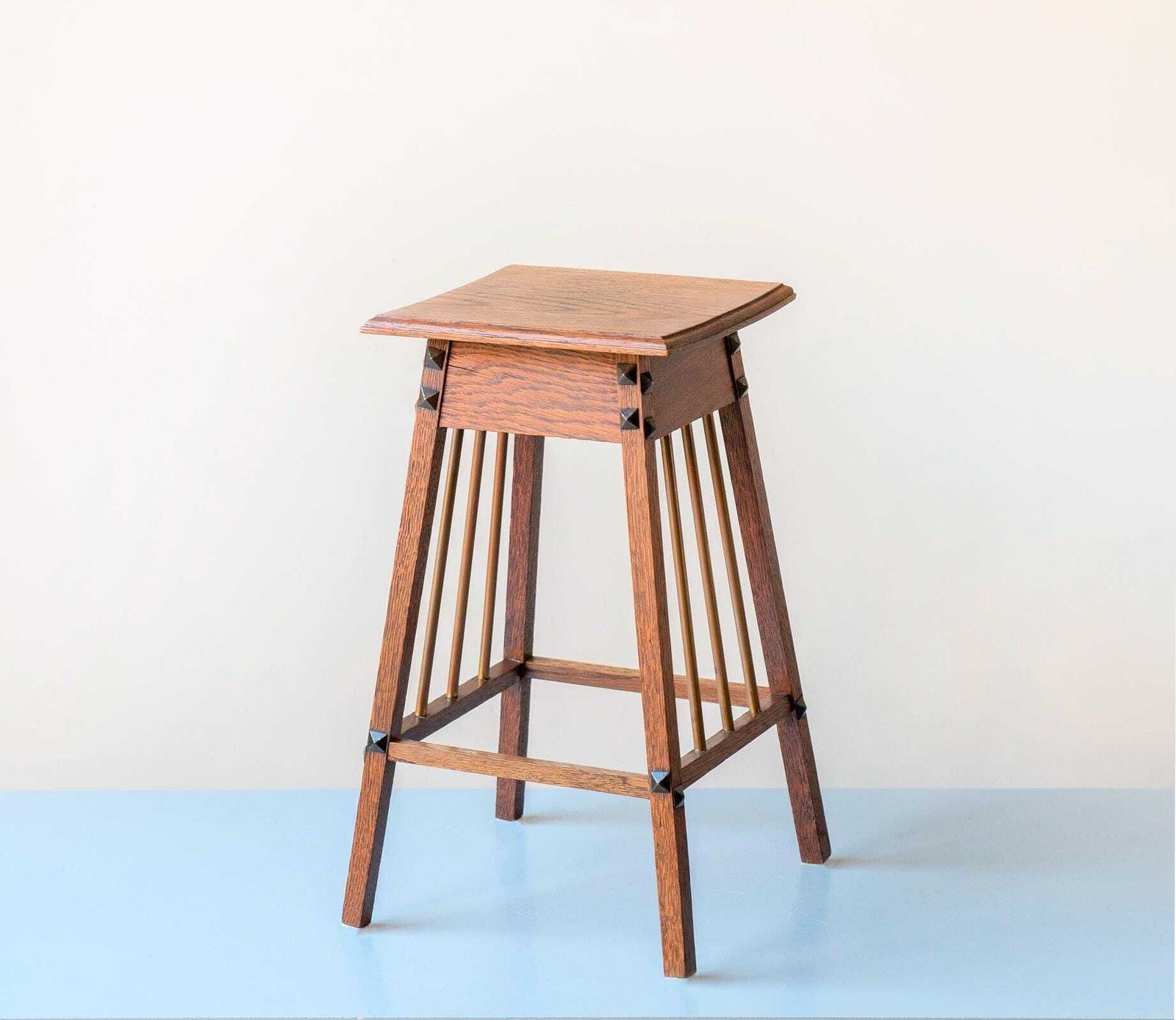Nederlandse Art Deco Eiken Bijzettafel – Amsterdam School Tafel Met Messing Spijlen photo for sale