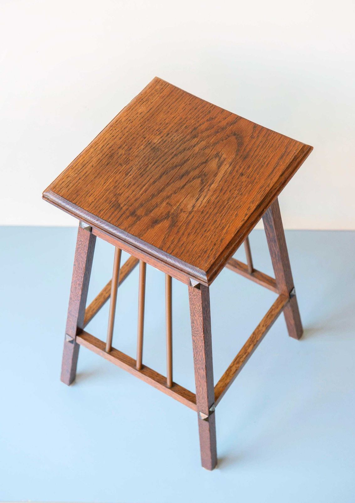 photo vintage Nederlandse Art Deco Eiken Bijzettafel – Amsterdam School Tafel Met Messing Spijlen