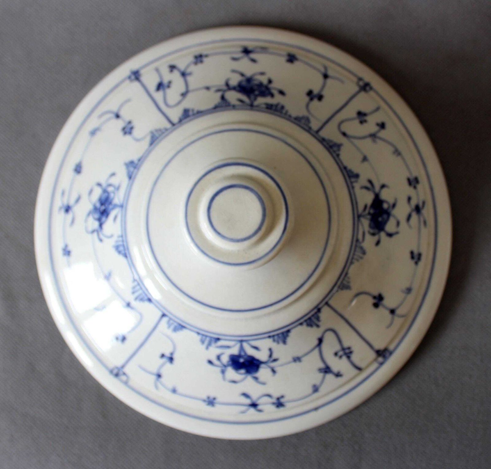 photo vintage Large Antique Blue And White Ceramic Ironstone Tureen Soup Bowl With Lid, Strawflower Design, Copenhagen Style, Tea Stained Crackled