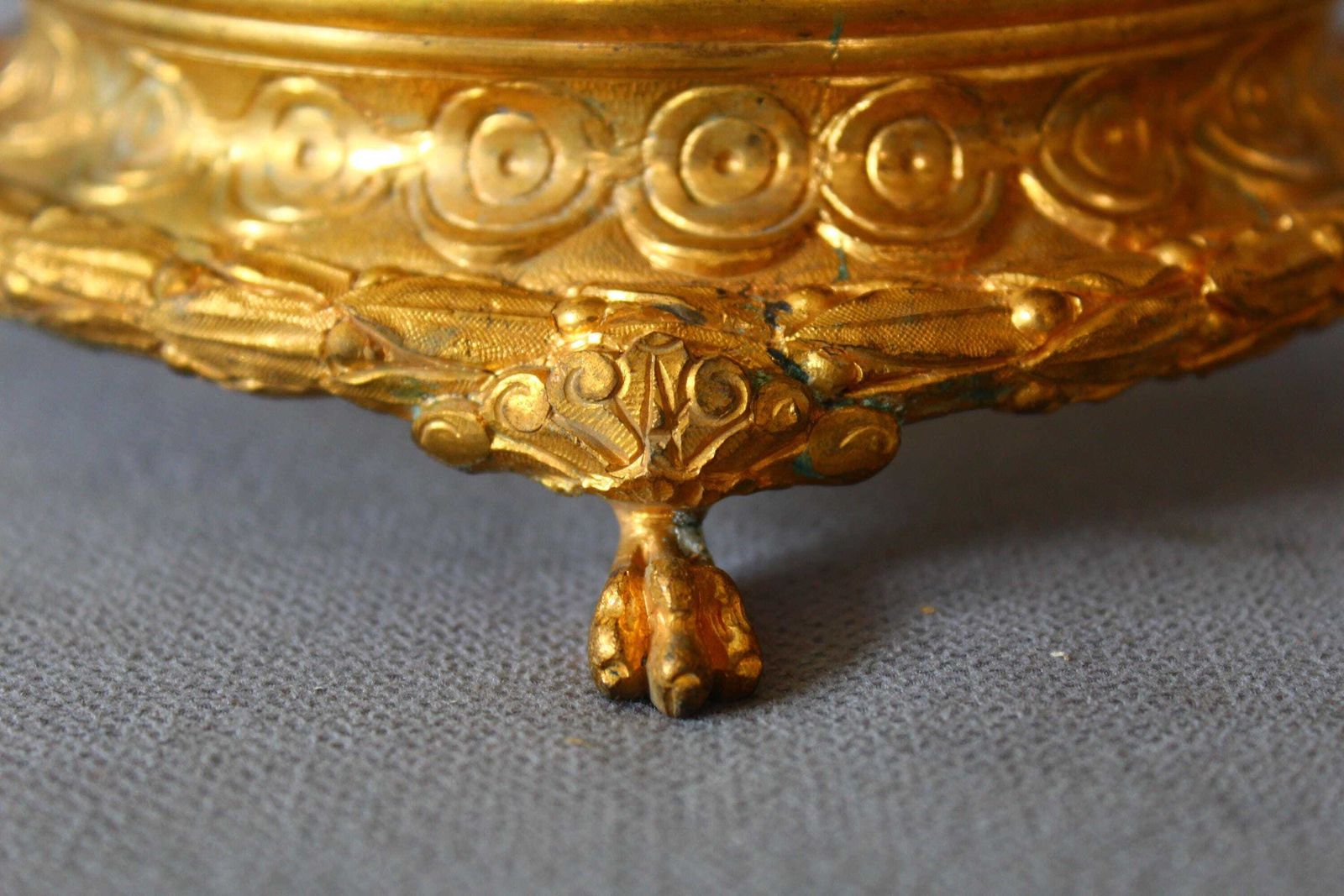photo for sale Antiek Verguld Bronzen Frans Statief, Trivet, Grote Onderzetter, Plantenstandaard, Siervol, Klauwtjesvoeten, 19e Eeuw, Louis XVI Stijl