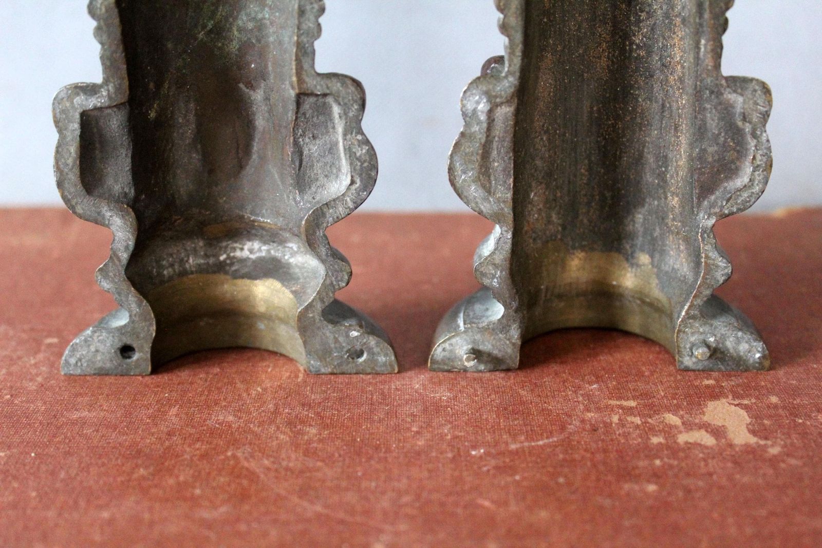 Antiek Zwaar Gegoten Bronzen Buis, Tweedelig, Passend Samengevoegd, Meubelversiering, Kroonluchterdeel, Restauratiemateriaal photo vinterior