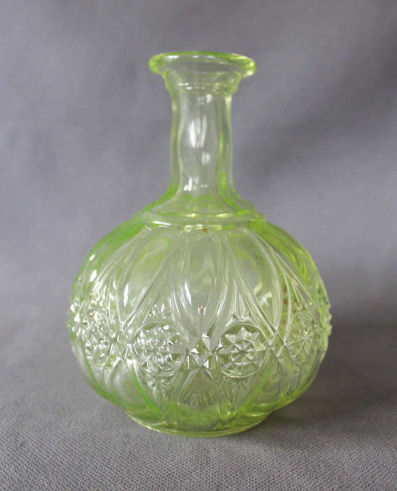 Woonaccessoires Art Deco Valembert Graffart Val Saint Lambert Waterkaraf, Uraniumglas Geel Groen, Nachtkastjekaraf, Ouraline photo