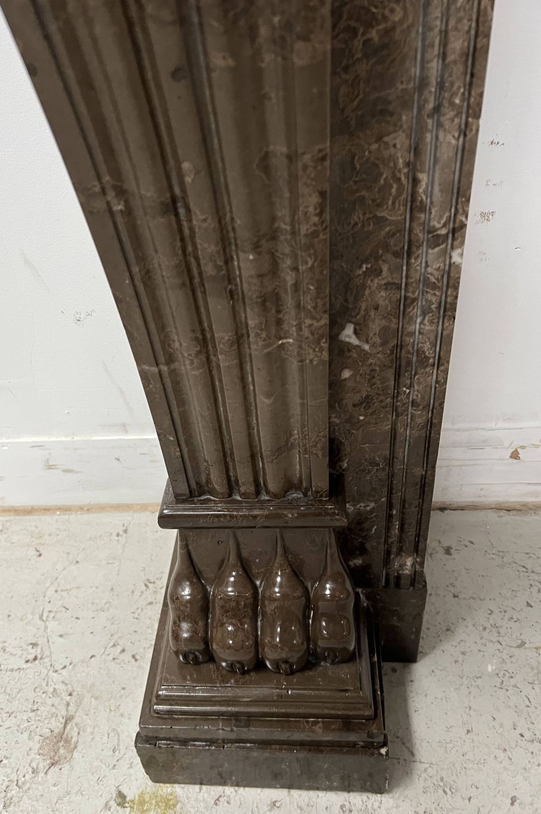 photo vinterior Napoleon III Fireplace With Claw Feet In Speckled Marble, 19th Century