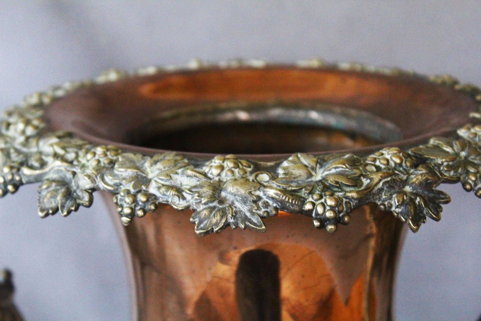 Vintage Grote En Zware Champagnekoeler, Urnvorm, Wijnkoeler / Ijsemmer, Sierlijk Bacchus Druivenrankmotief, Koperkleur Op Zilverkleur photo furniture