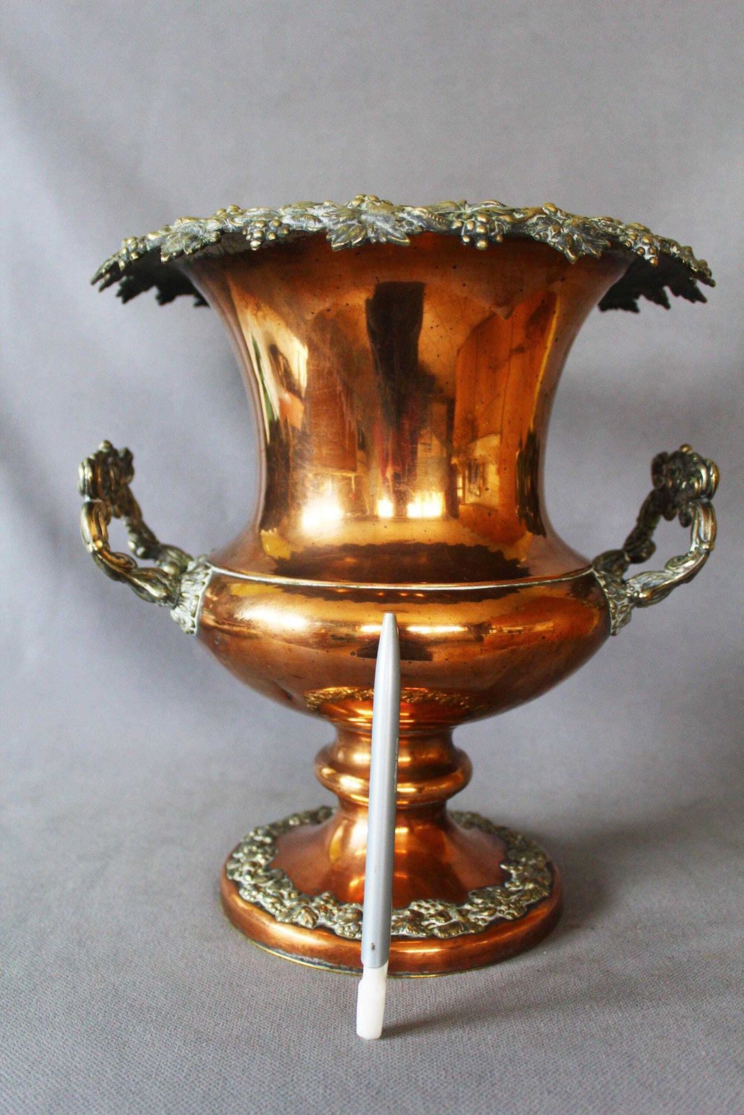 photo furniture Vintage Grote En Zware Champagnekoeler, Urnvorm, Wijnkoeler / Ijsemmer, Sierlijk Bacchus Druivenrankmotief, Koperkleur Op Zilverkleur