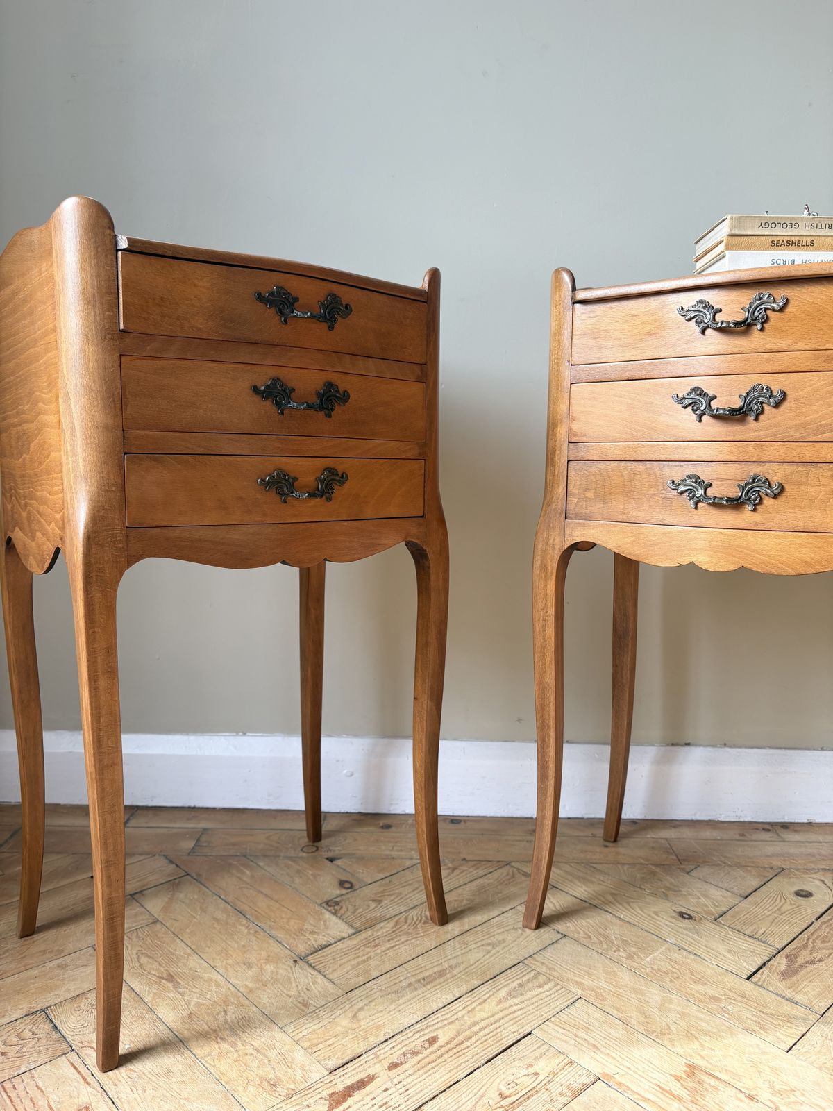photo vintage Antique French  Louis XV Pair Of Bedside Tables