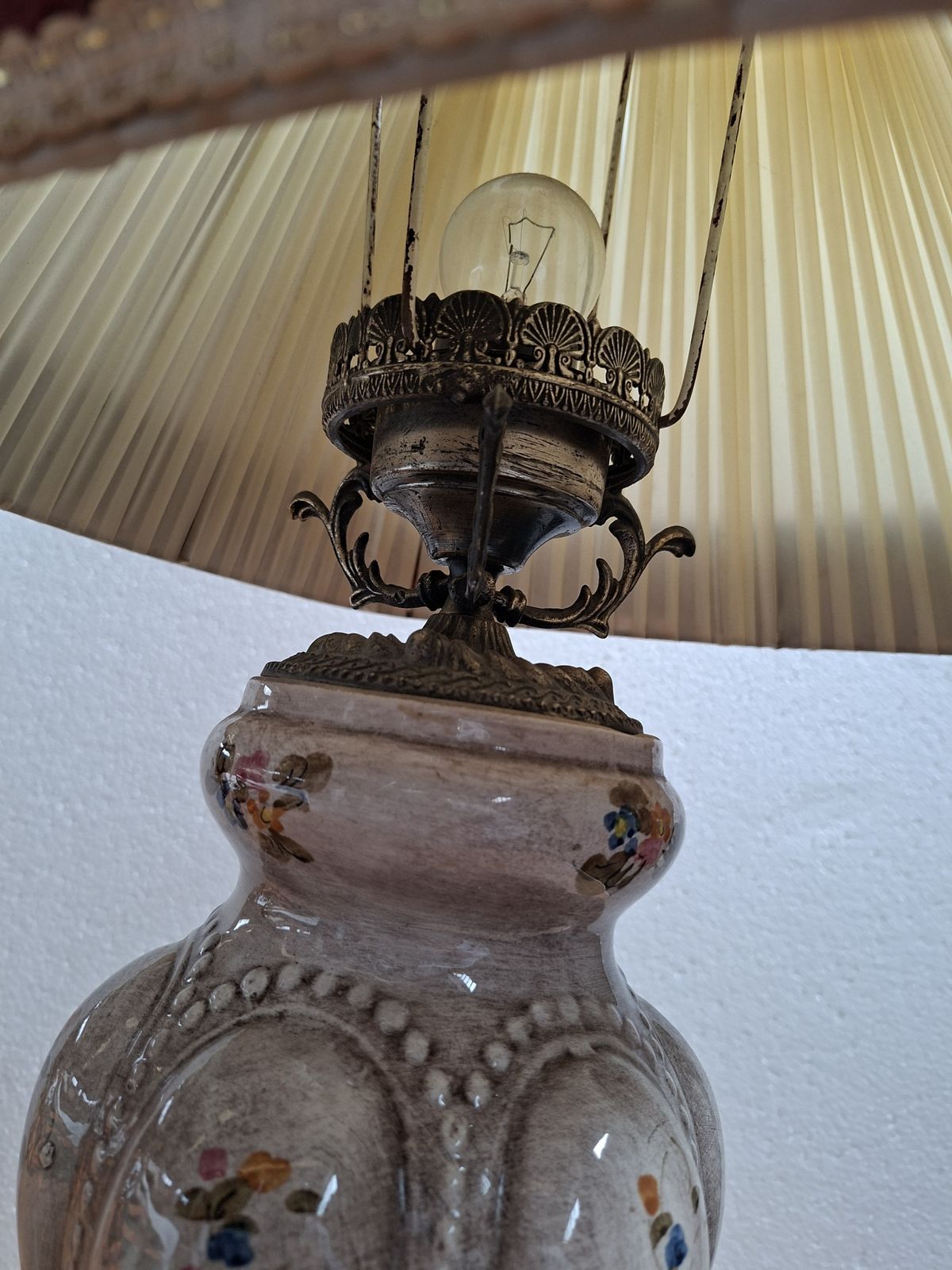 Lampada Da Tavolo Vintage In Ceramica Dipinta A Mano E Velluto Bordeaux photo furniture