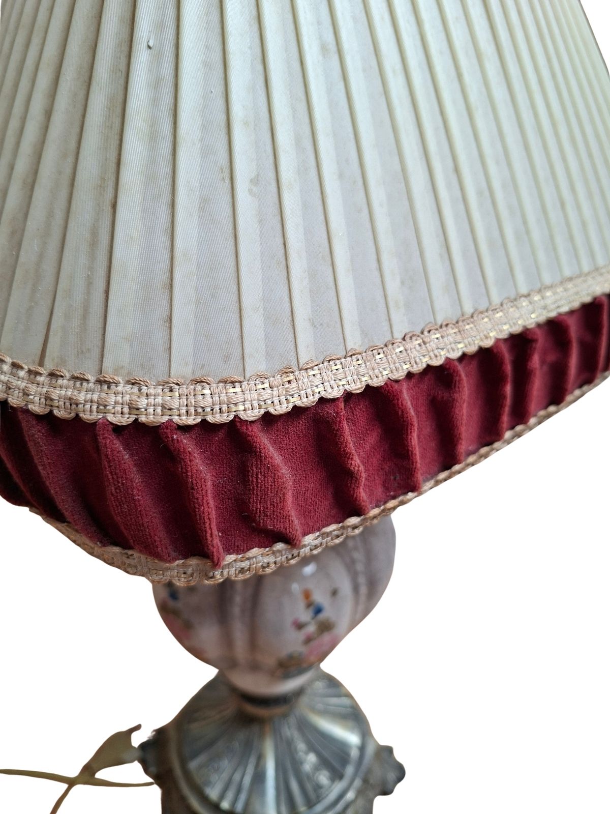 photo for sale Lampada Da Tavolo Vintage In Ceramica Dipinta A Mano E Velluto Bordeaux