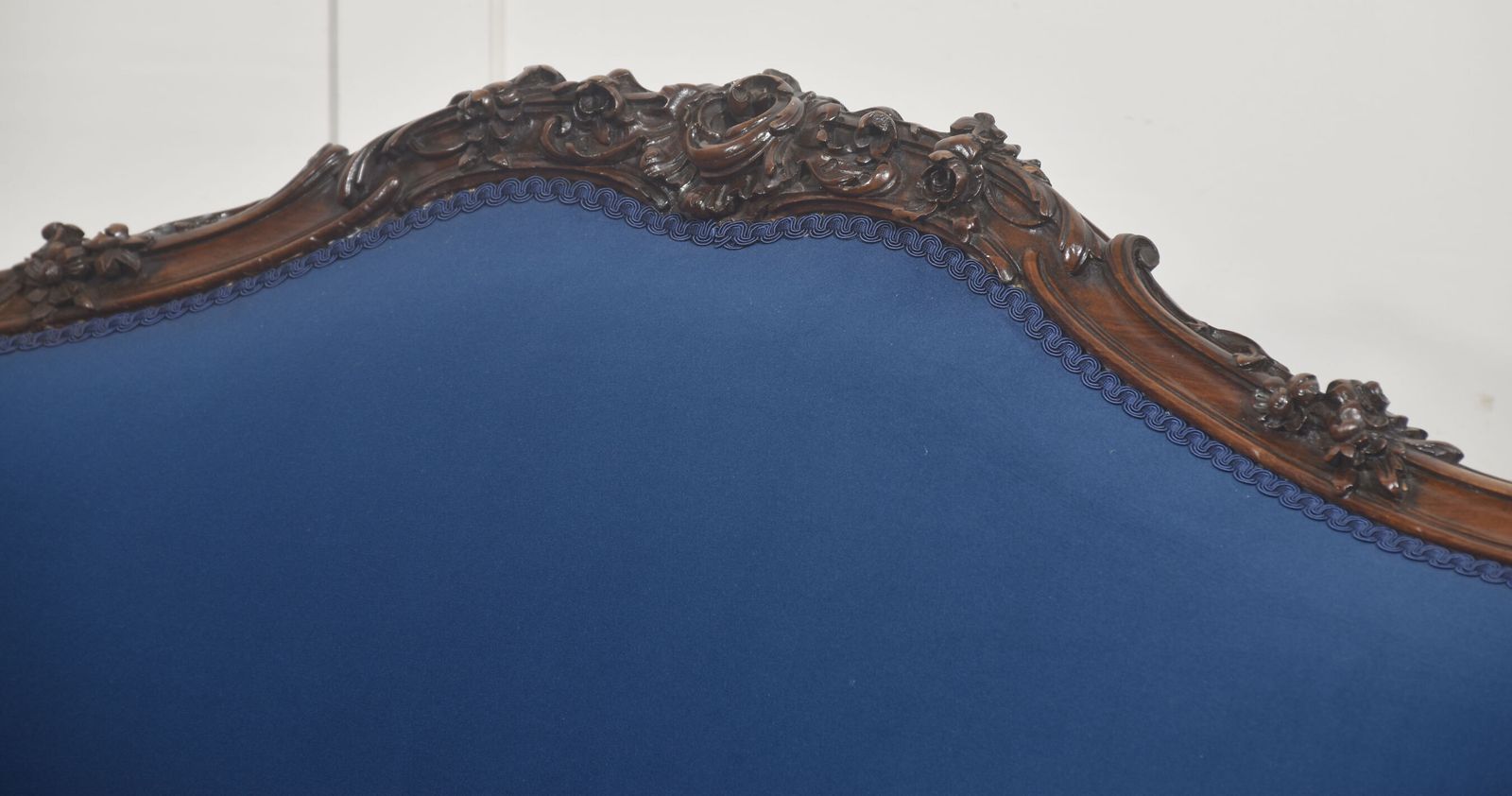 19th Century Carved Walnut Settee photo Furniture