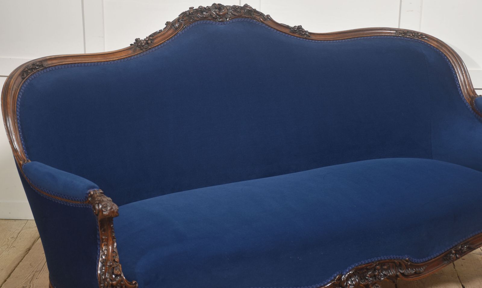 19th Century Carved Walnut Settee photo vinterior