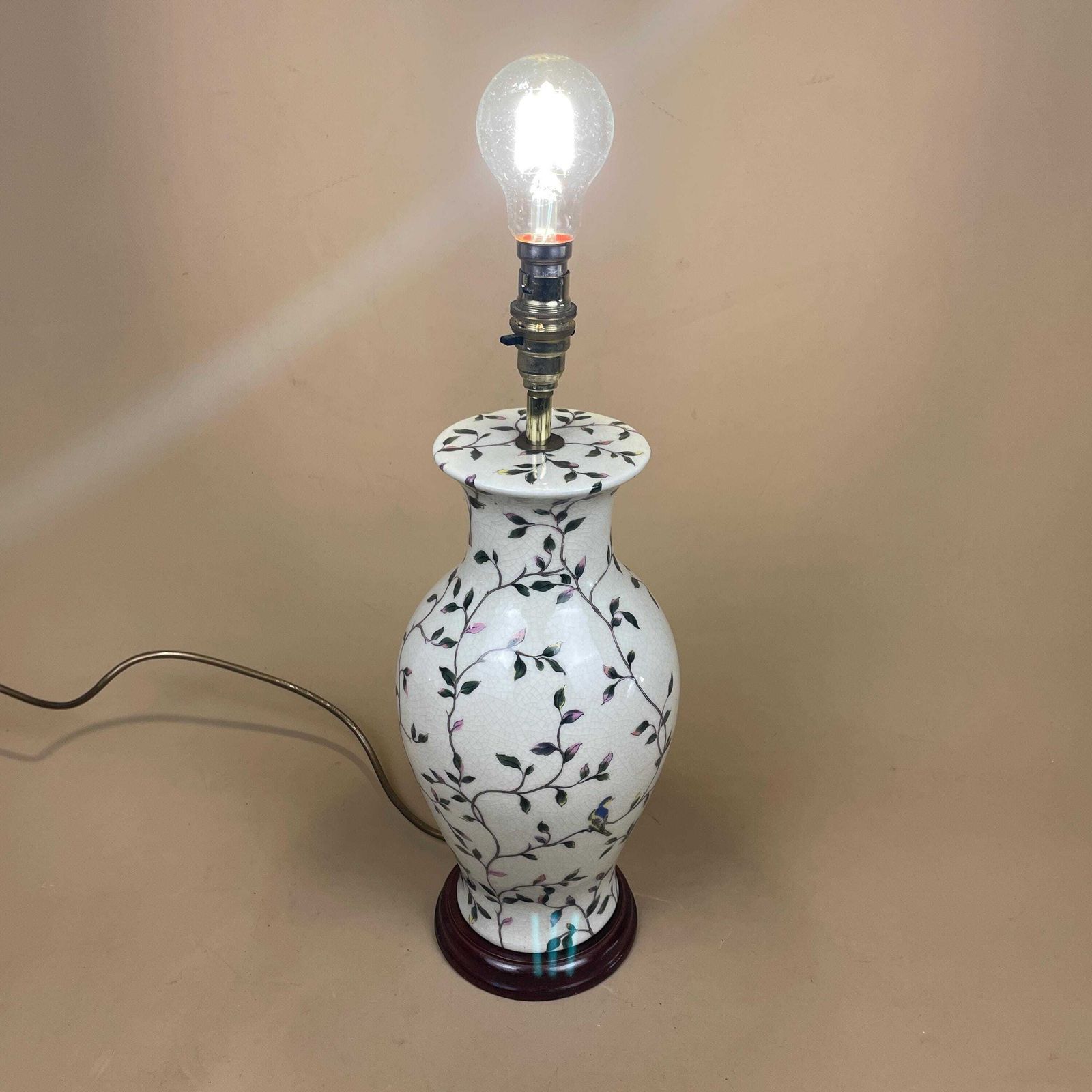 Oriental Ceramic Lamp Light Bedside Table Hand Painted Floral Bird Design Pattern Wood Base Chinese Vase Cream Antique Gold Metal Wooden photo vintage