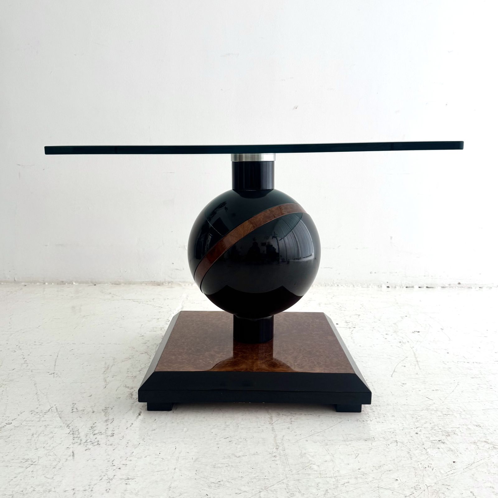 A 1980s Elm Burr And High Gloss Italian Side Table photo 675.0