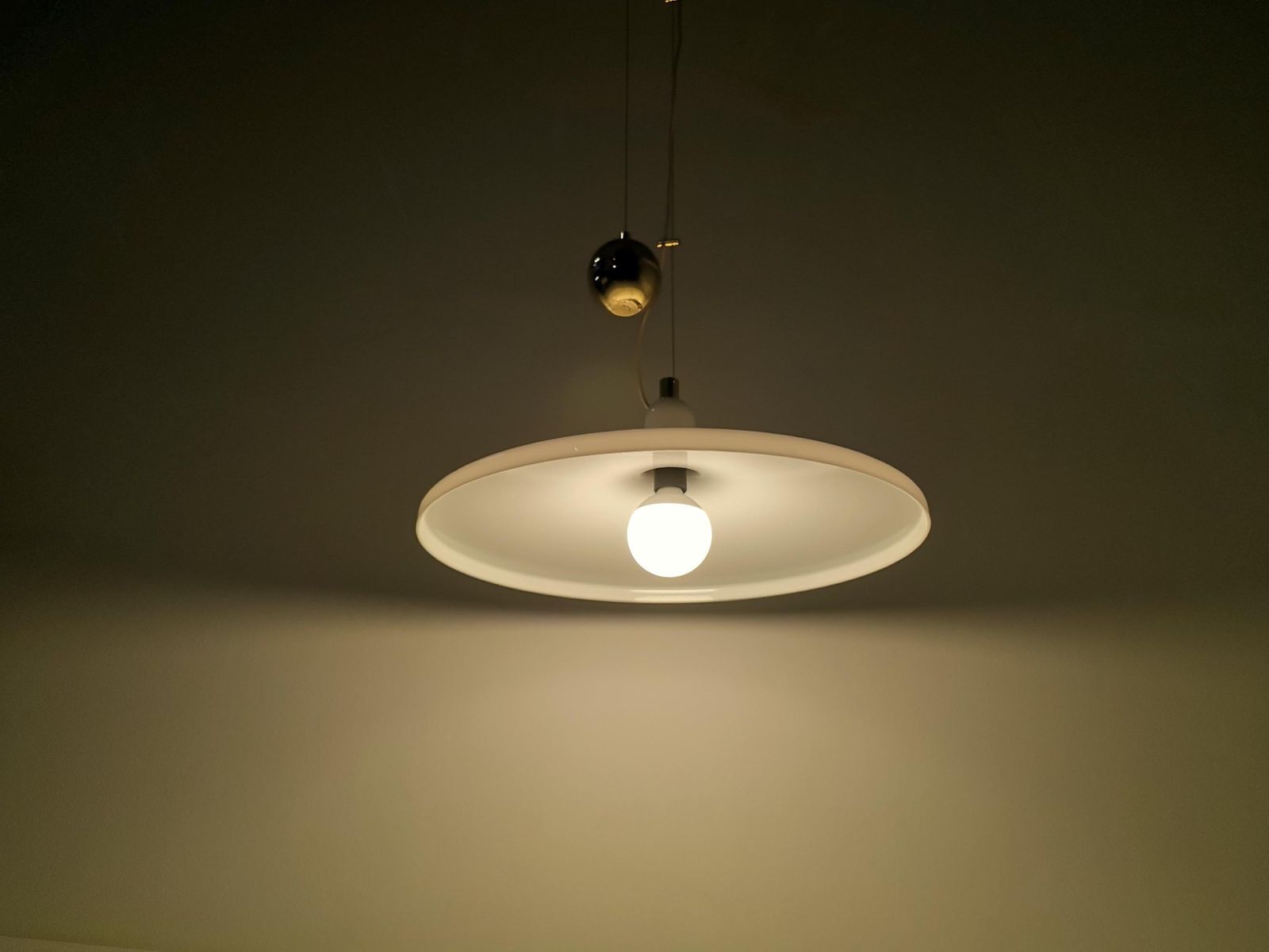 Large White & Gold Manta Pendant Light / Franco Bresciani For Guzzini And Meblo / 70s Italy And Yugoslavia Space Age Lamp photo vinterior