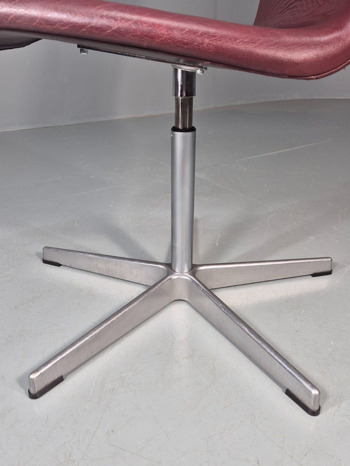 photo buy Vintage Fritz Hansen Oxford Chair Arne Jacobsen Design 2004 Mcm Eb11756 Mswi