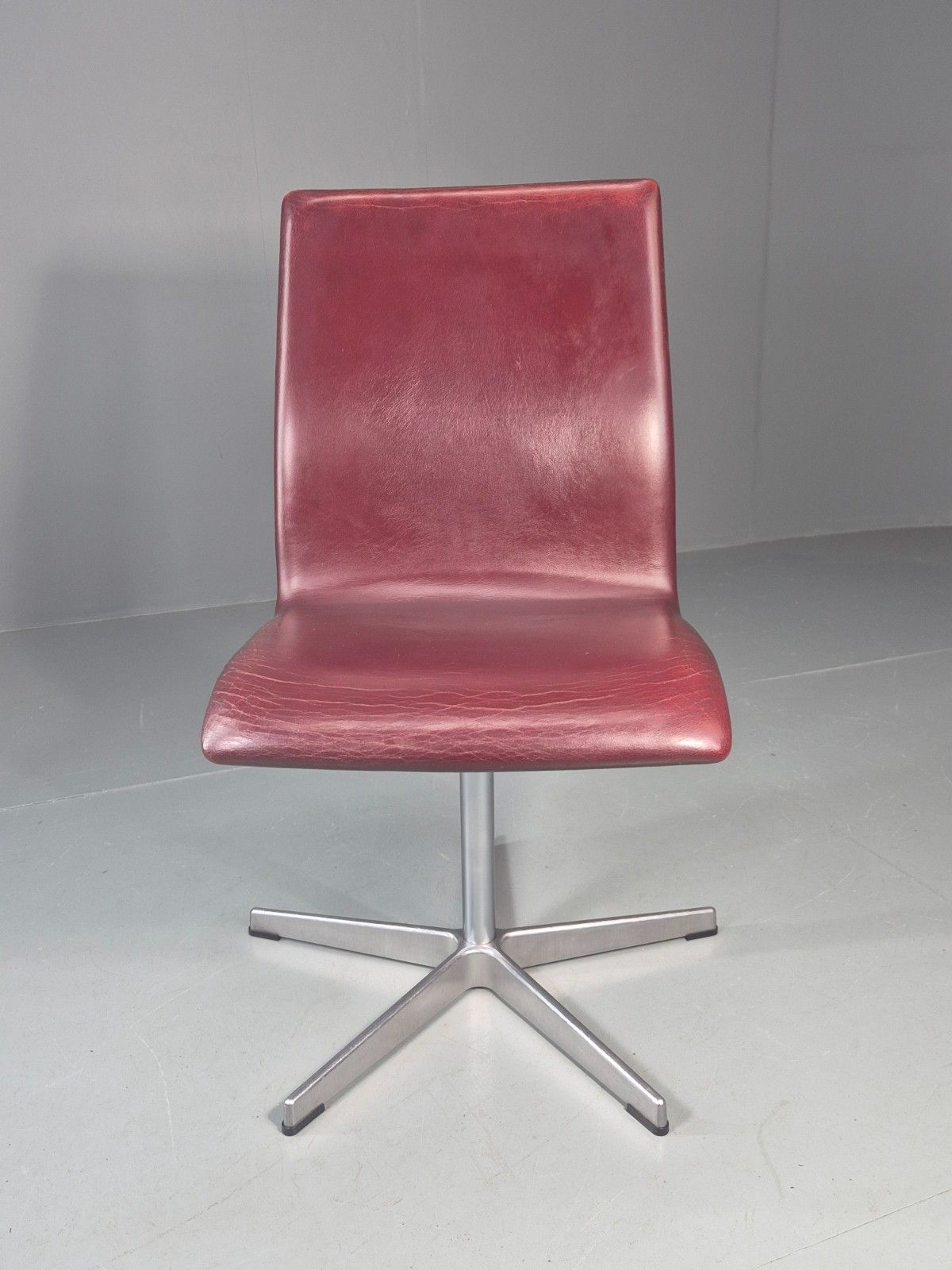 Vintage Fritz Hansen Oxford Chair Arne Jacobsen Design 2004 Mcm Eb11750 Mswi photo furniture
