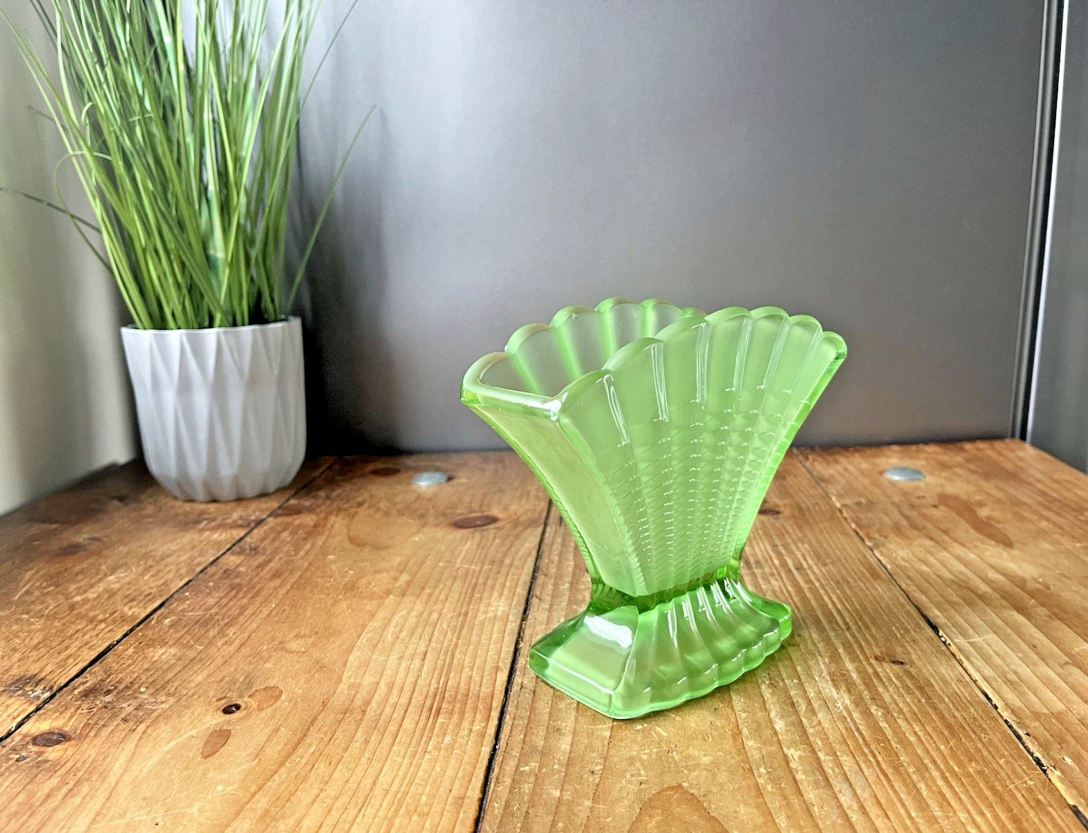 English Art Deco George Davidson Green Frosted Fanned Fan Glass Flower Vase #296 photo for sale