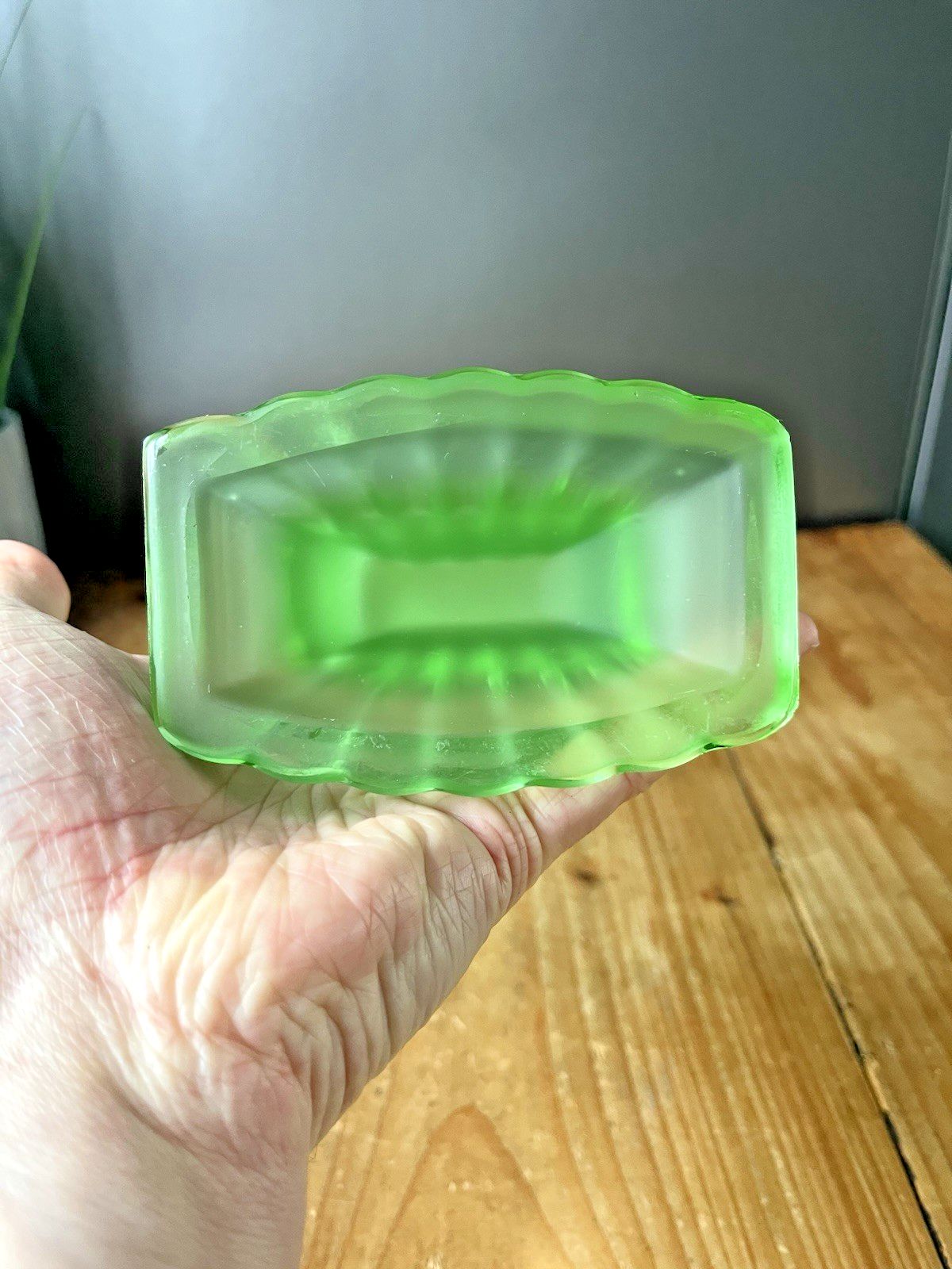 photo furniture English Art Deco George Davidson Green Frosted Fanned Fan Glass Flower Vase #296