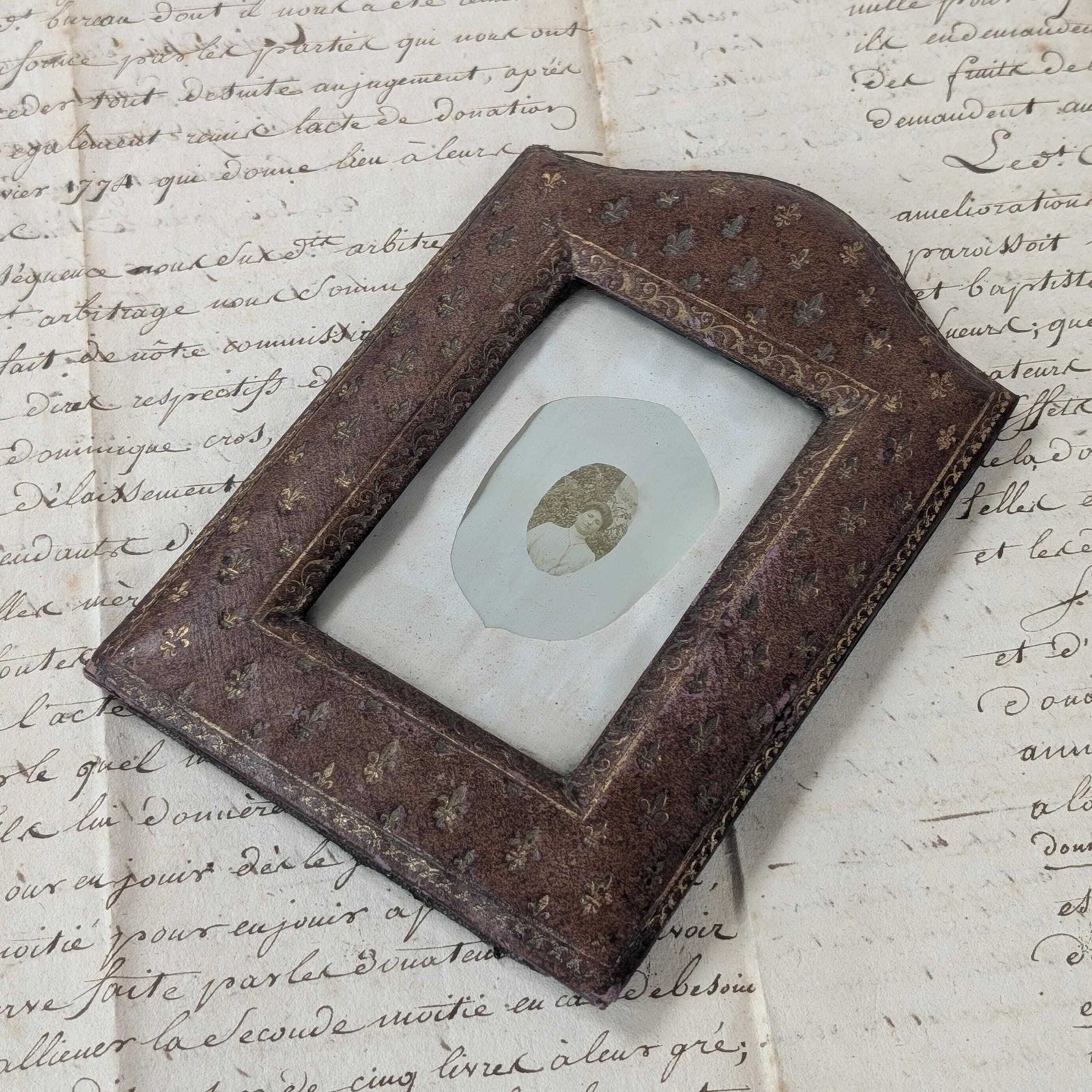 Antique French Domed Picture Frame Gilt Fleur De Lis Faux Leather Small Easel Back Photo Hardware photo vinterior