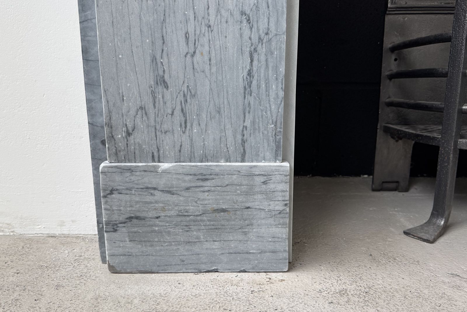 photo vinterior Antique 19th Century Grey Marble Fireplace Surround