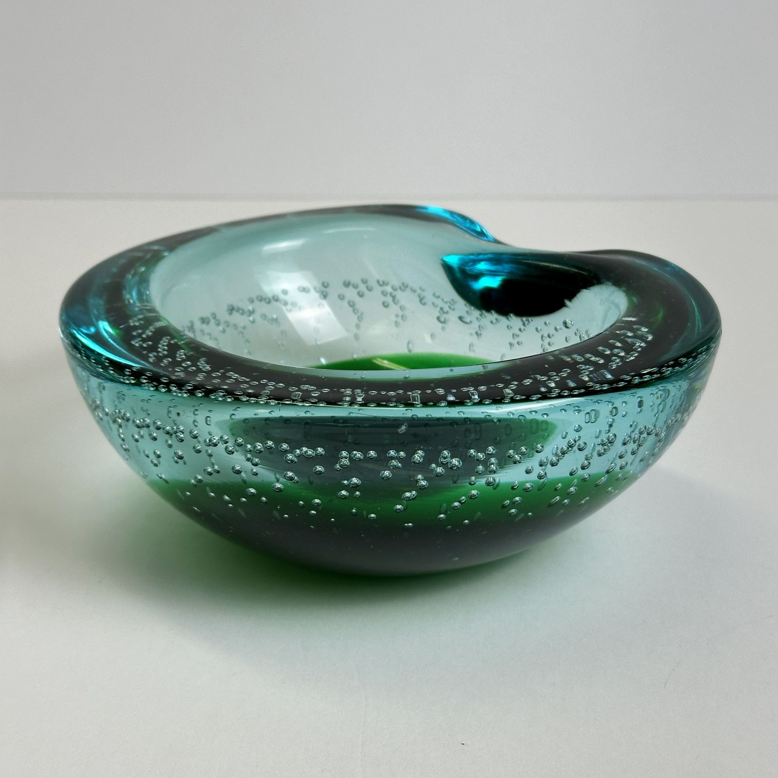 photo furniture Murano Glass Bowl Sommerso And Bullicante Uranium Glass Galliano Ferro Italy 1960s