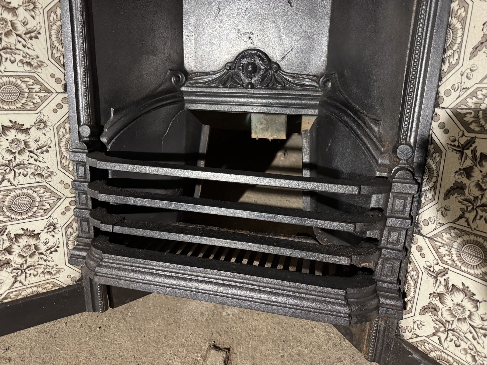 Cast Iron Late Victorian Black White Tiled Insert photo Home Fixtures