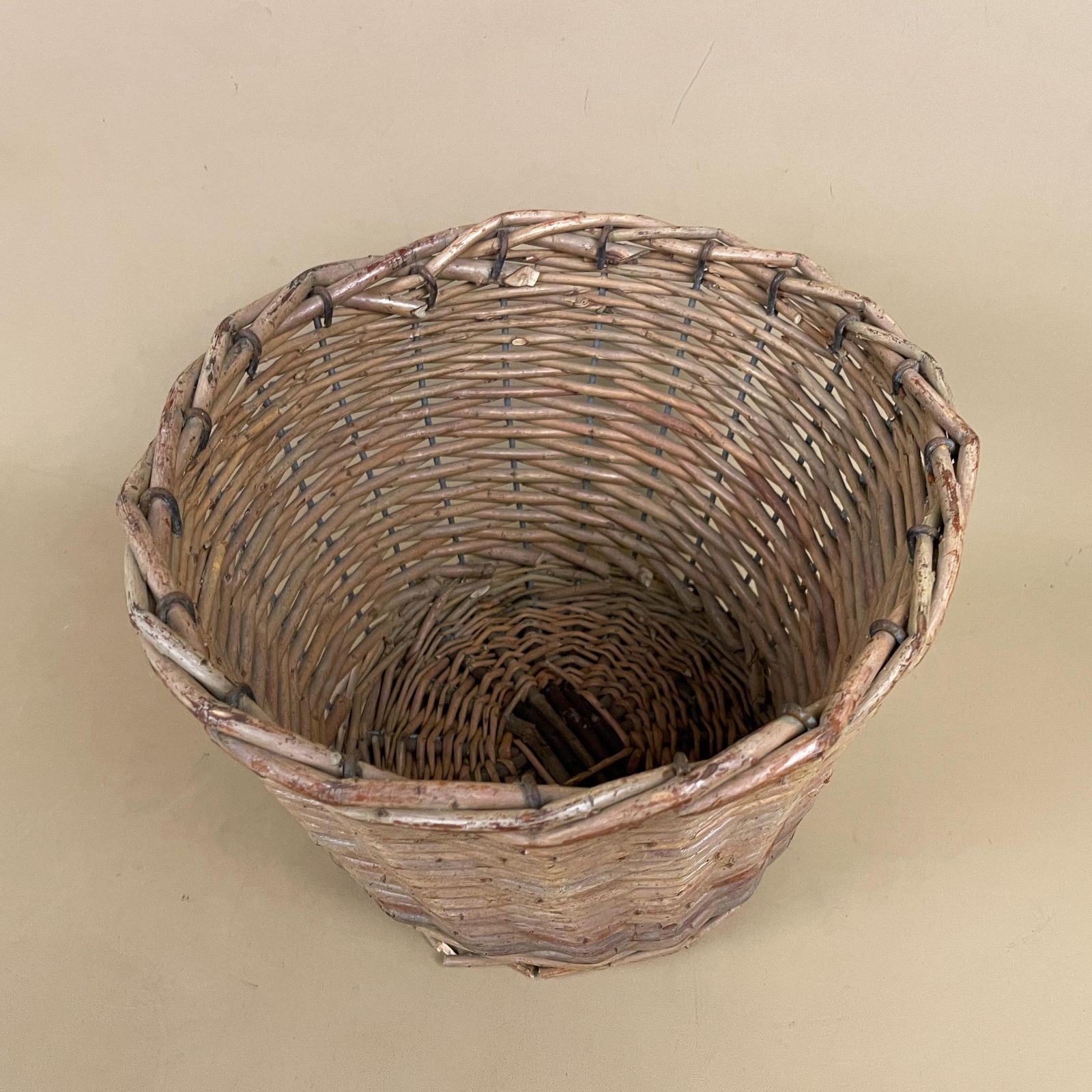Vintage Wicker Planter Basket With Metal Frame Rustic Indoor Round Storage For Plants Cottage Farmhouse Decor Home Accent photo Home Decor