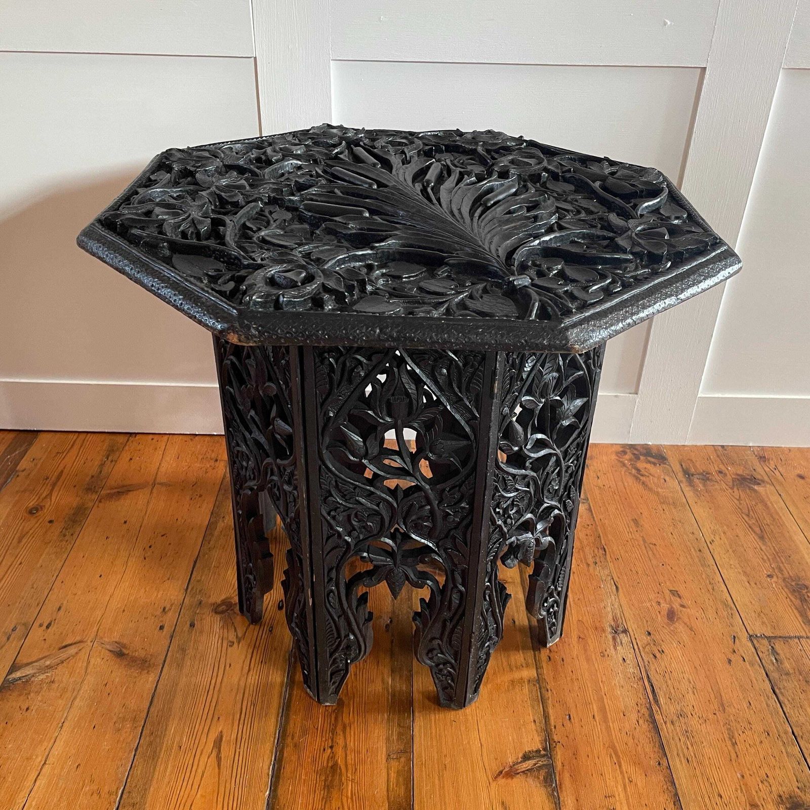 photo vinterior Anglo Indian Wooden Table Fold Down Campaign Decorative Intricate Patterned Hand Crafted Octogan C.1900 Antique Plant Stand Carved Wood