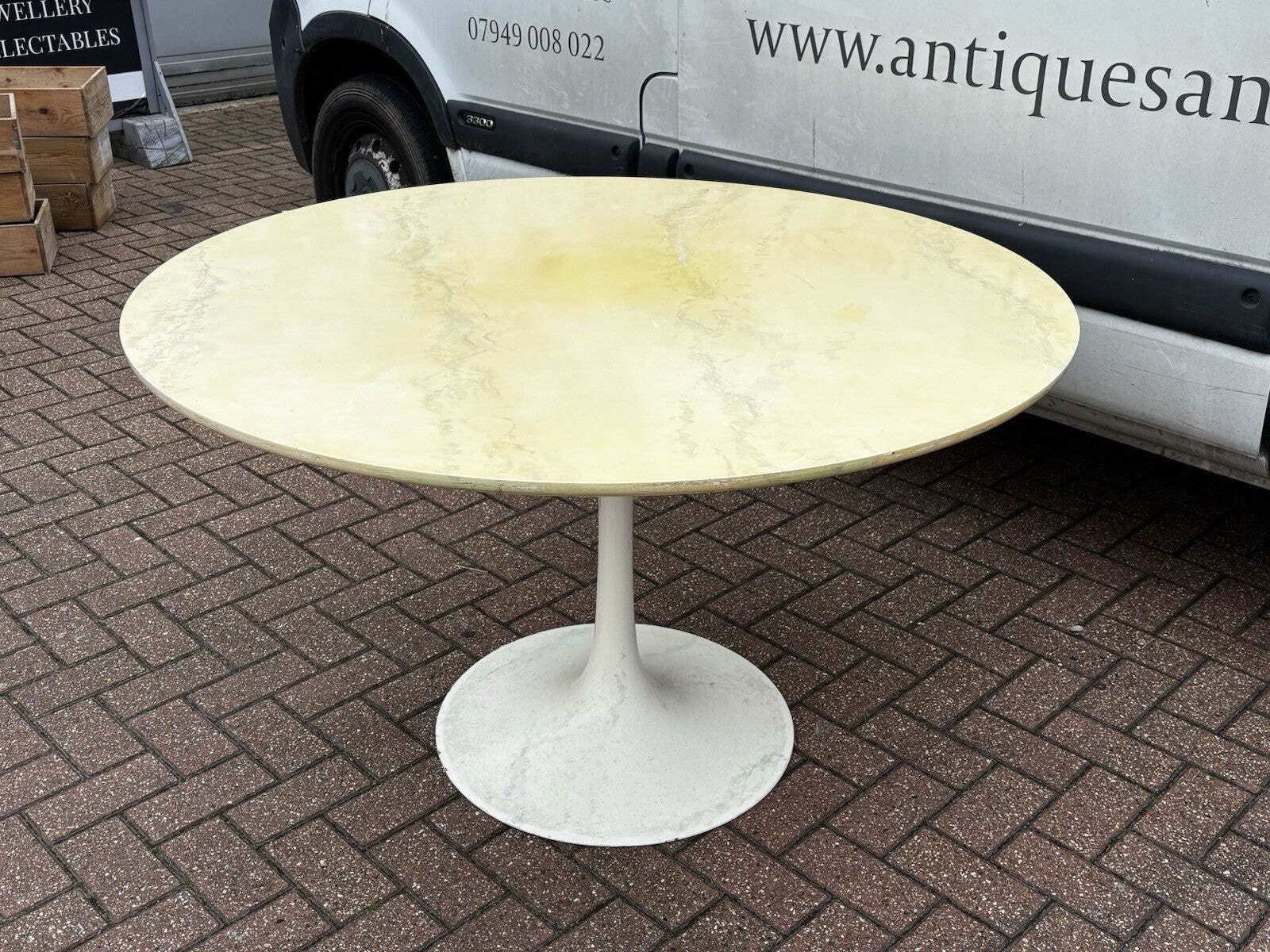 photo furniture 1960s Eero Saarinen For Knoll Tulip Dining Table