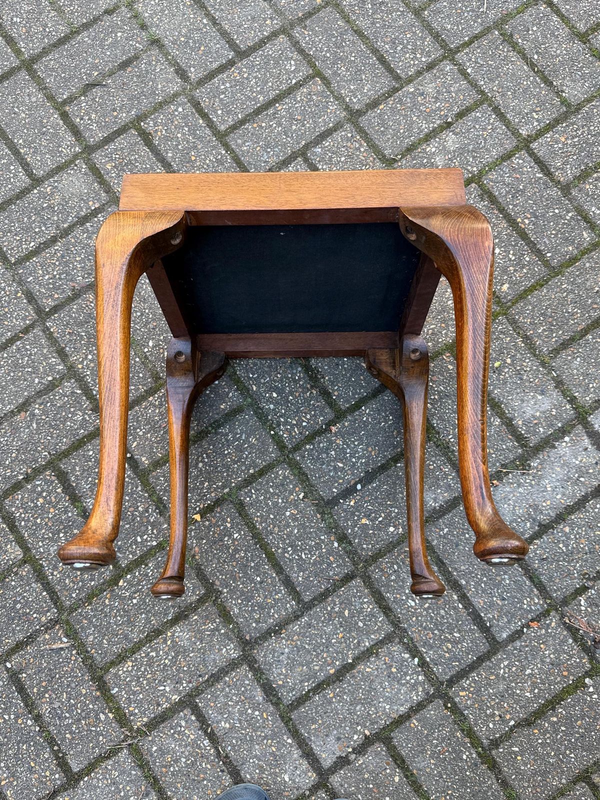 photo vintage Vintage 1930s Queen Anne Style Stool With Upholstered Needlepoint Seat